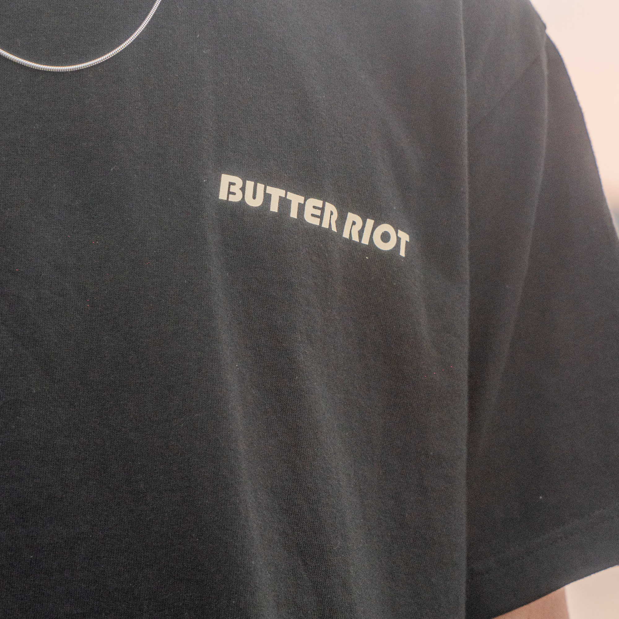 【BUTTER RIOT】奶油 LOGO Tee