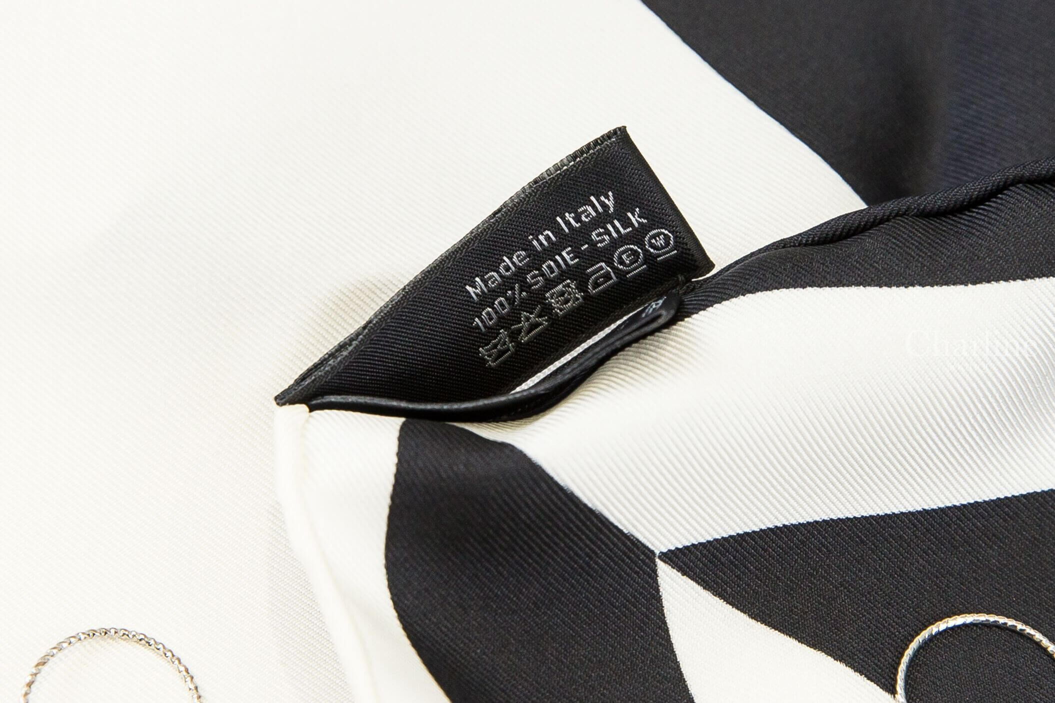 Chanel Square Scarf 黑白拼色CC真絲方巾-Charline Boutique 精品代購