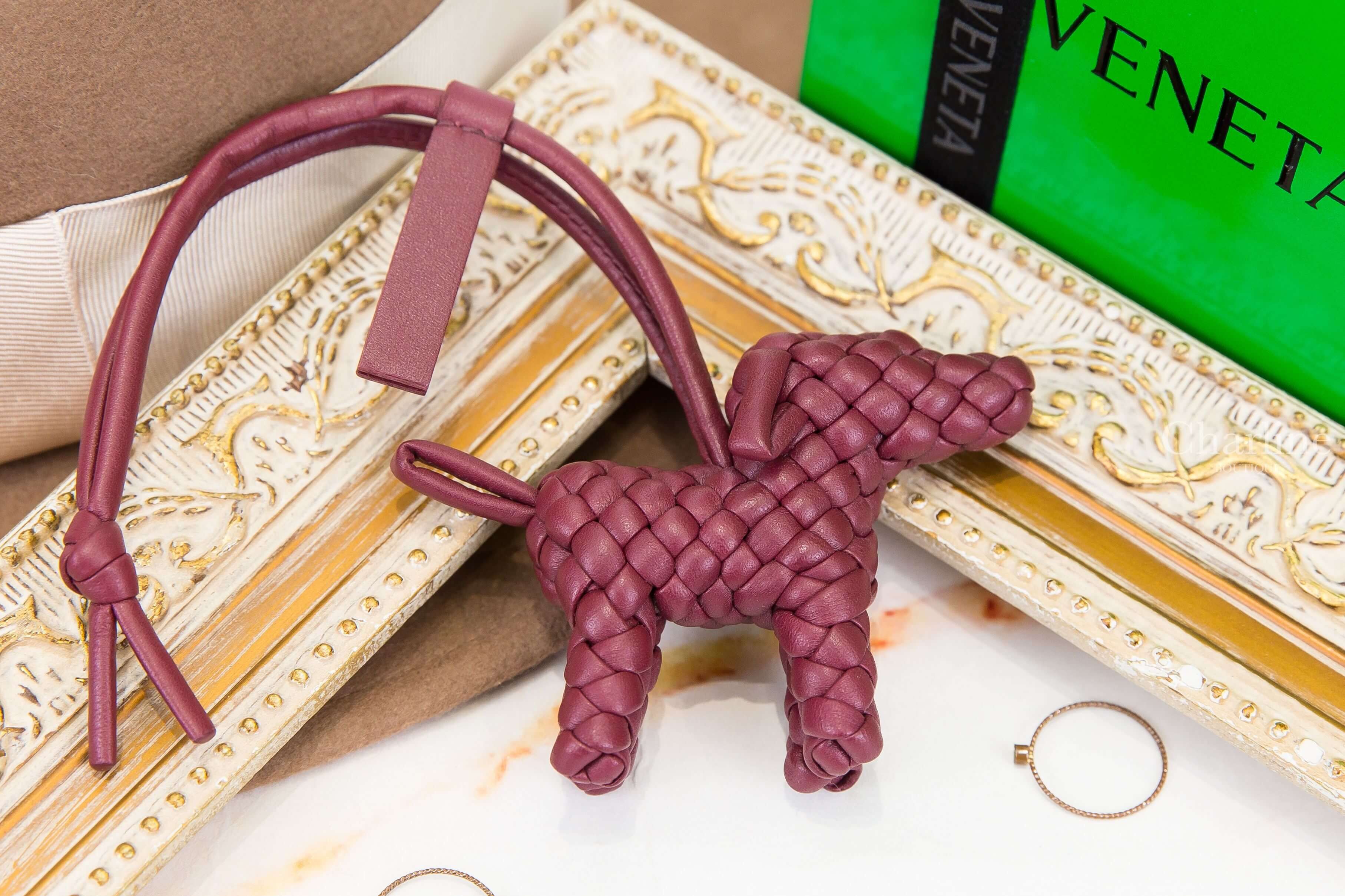 Bottega Veneta Dog Charm 勃根地酒紅編織小羊皮狗狗吊飾-Charline Boutique 精品代購