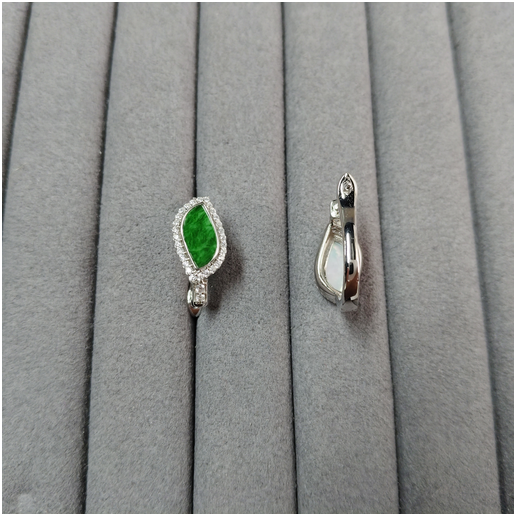 0401gz19-翡翠-銀鑲隨形耳環（A19）