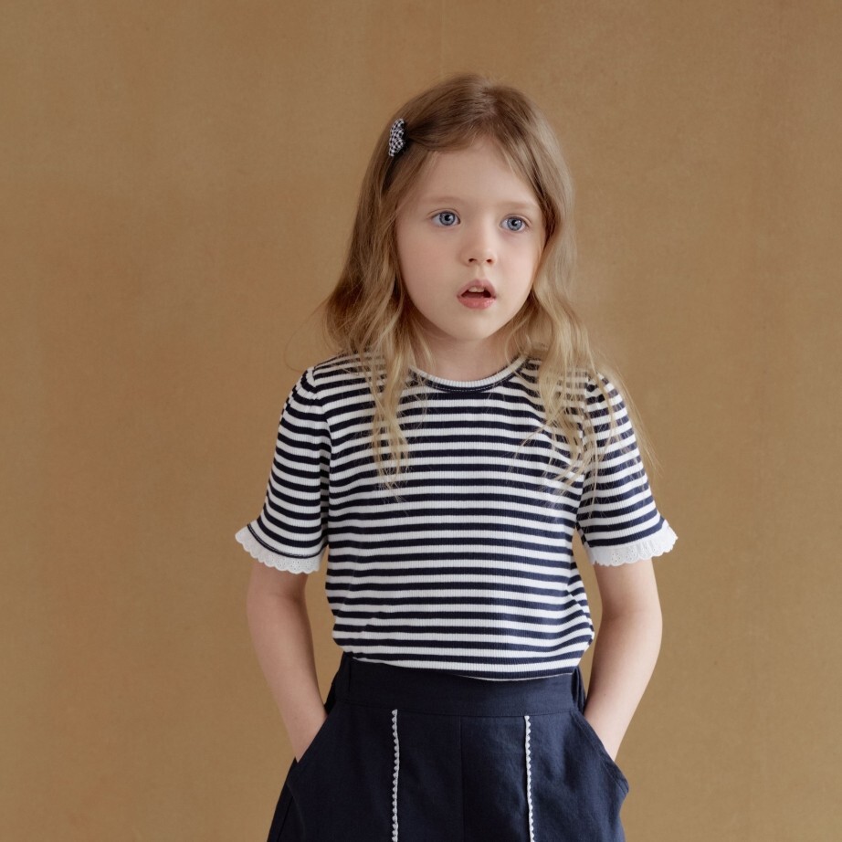 90-140 ANN 橫紋蕾絲袖上衣