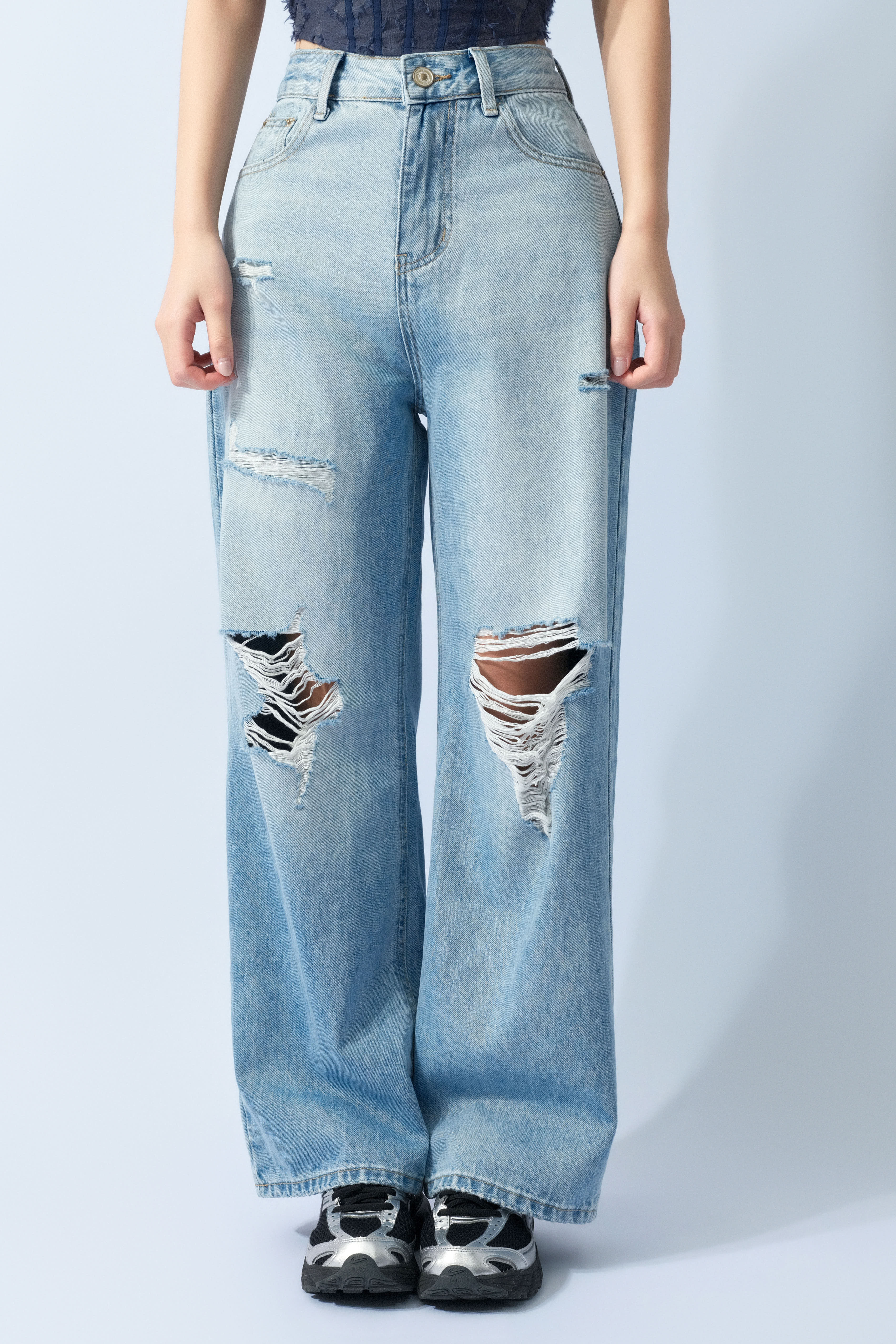 膝破洞洗水牛仔褲 (預購產品）