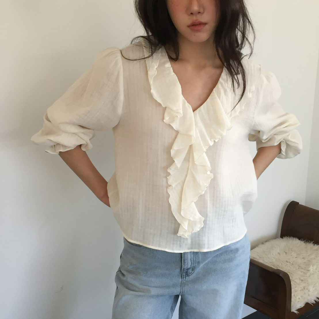 荷葉滾邊V領造型澎澎袖上衣 / 2色