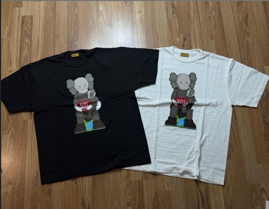 Human made X Kaws 站立抱愛心