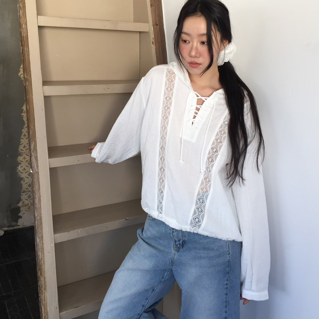 兩側透膚蕾絲拼接XX綁帶造型上衣
