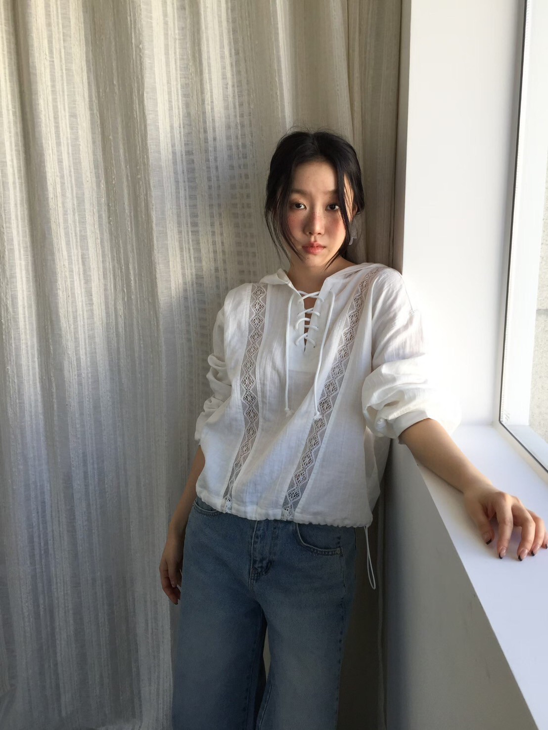 兩側透膚蕾絲拼接XX綁帶造型上衣