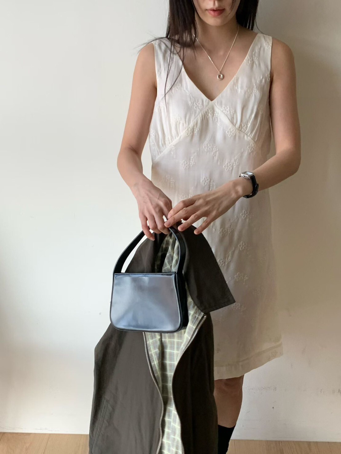 雲朵白立體蕾絲織紋V領背心短洋裝