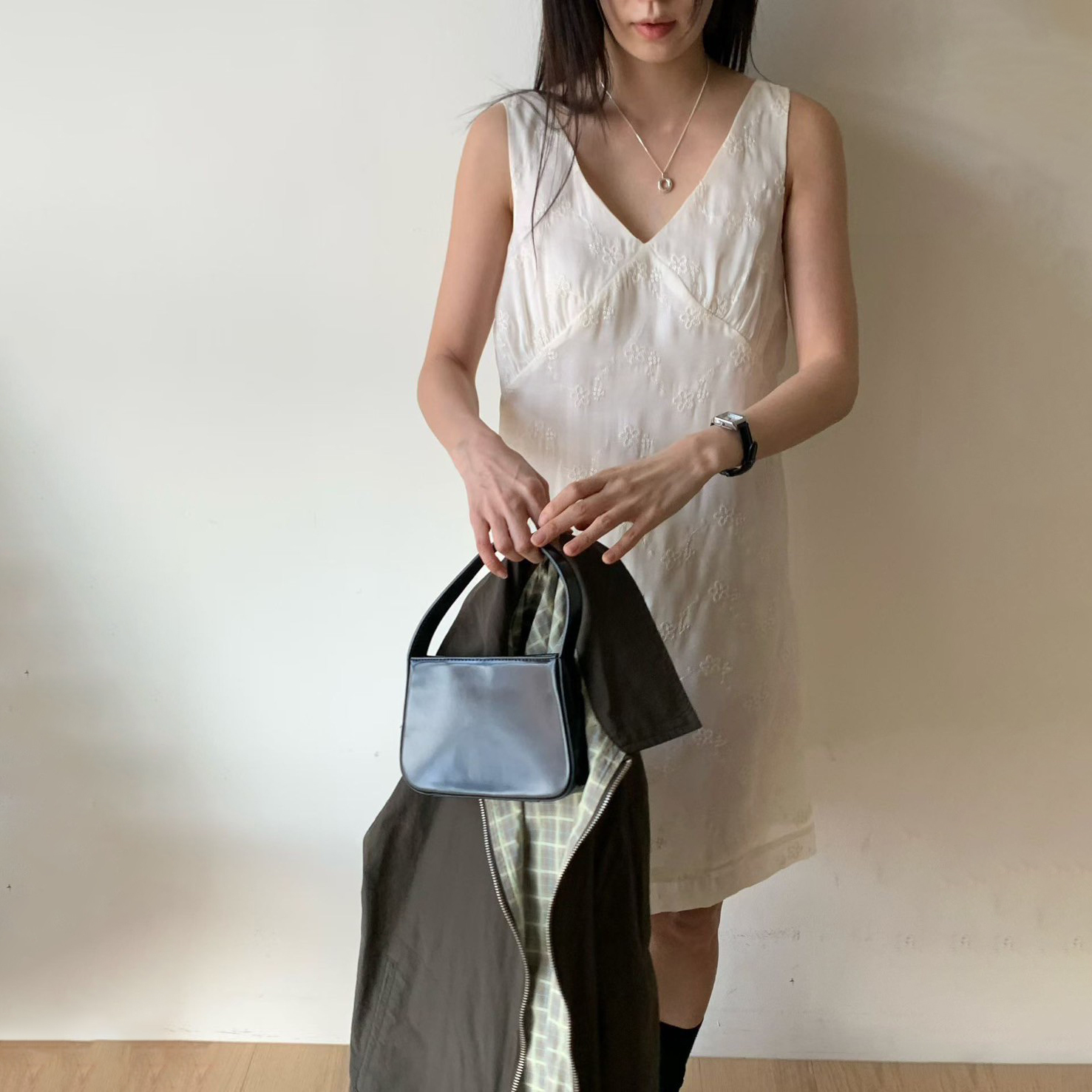 雲朵白立體蕾絲織紋V領背心短洋裝