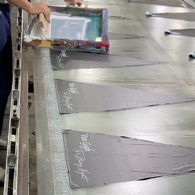 網版印刷 (Screen Printing)是雨傘製作中最經典且穩定的印刷方案