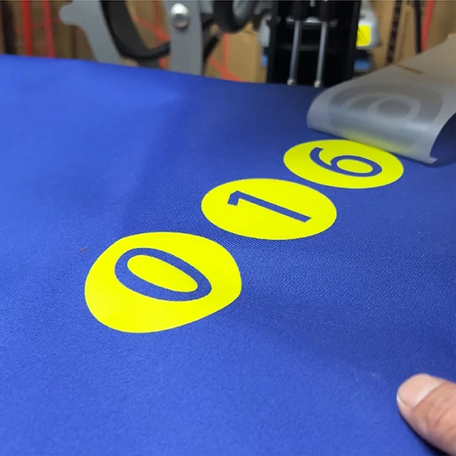 熱轉印是先將圖案印在轉印紙上，再透過高溫高壓將墨水昇華至傘布纖維