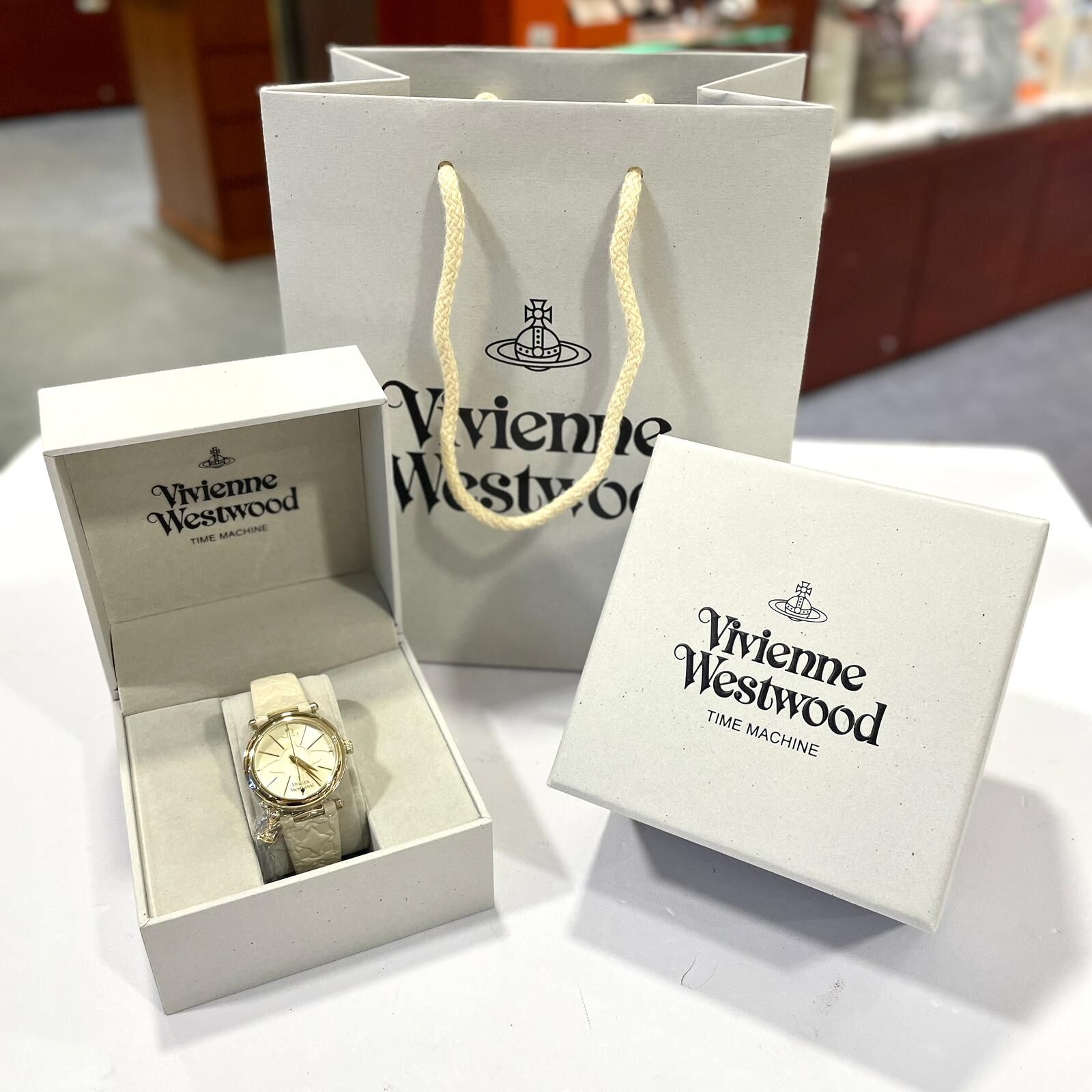 本月出位價!!! 全新VIVIENNE WESTWOOD WATCH VV006WHWH 32mm 白色星球吊墜金扣/石英機芯 #西太后手錶 #BRAND NEW #香榭站正品