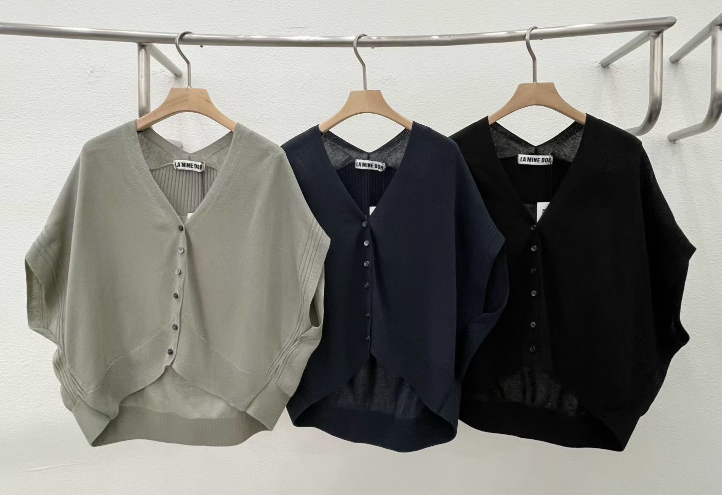 LA6006 排扣V領飛飛袖外套