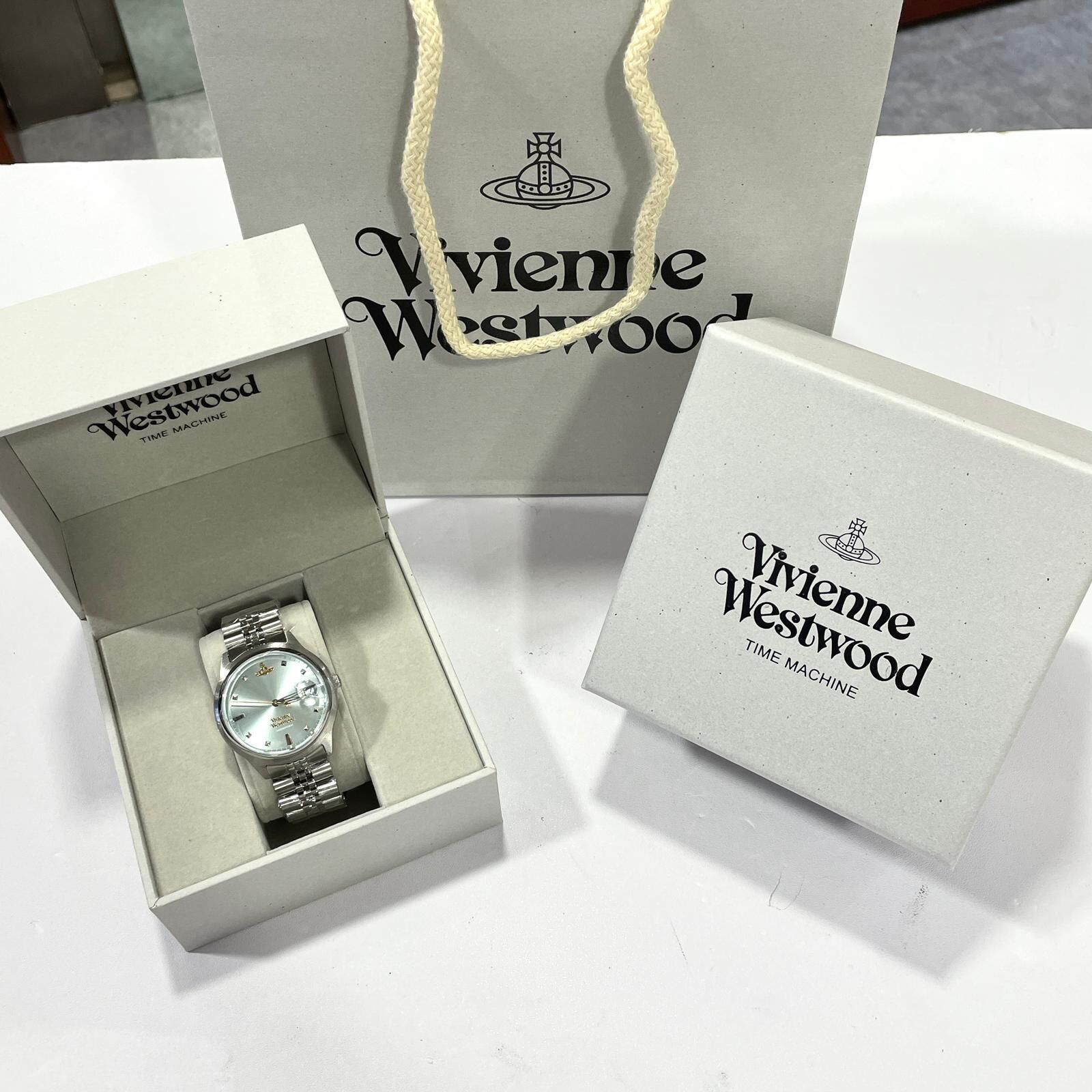本月出位價!!! 全新VIVIENNE WESTWOOD WATCH  37mm , VV261BLSL, CAMBERWELL, 粉藍面/銀色鋼帶, 石英銀色機芯, #西太后手錶 #BRAND NEW #香榭站正品