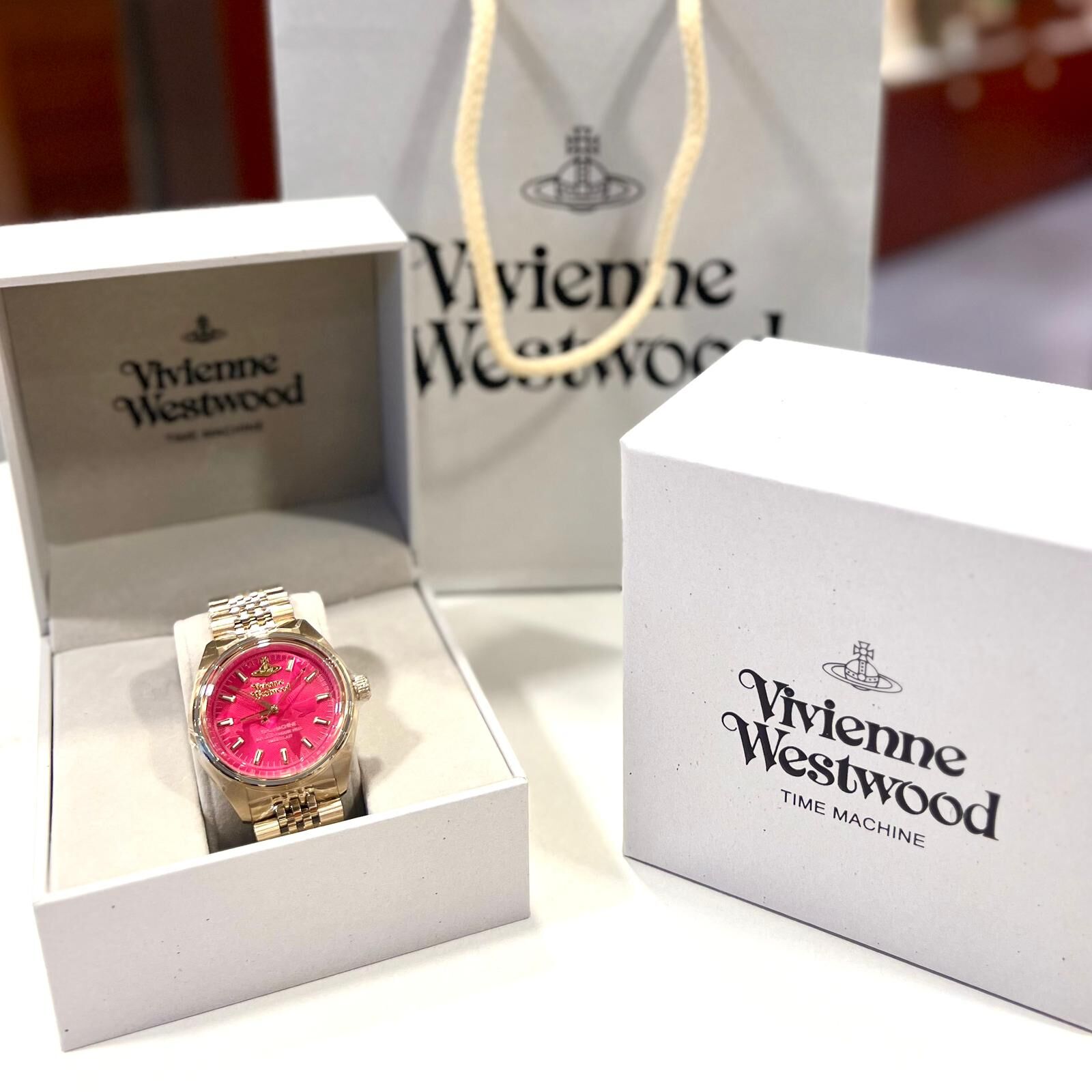 本月出位價!!! 全新VIVIENNE WESTWOOD WATCH 39mm, VV251RRGD,  LADY SYDENHAM, 熒光粉紅/金色鋼帶, 石英機芯, #西太后手錶, #BRAND NEW #香榭站正品