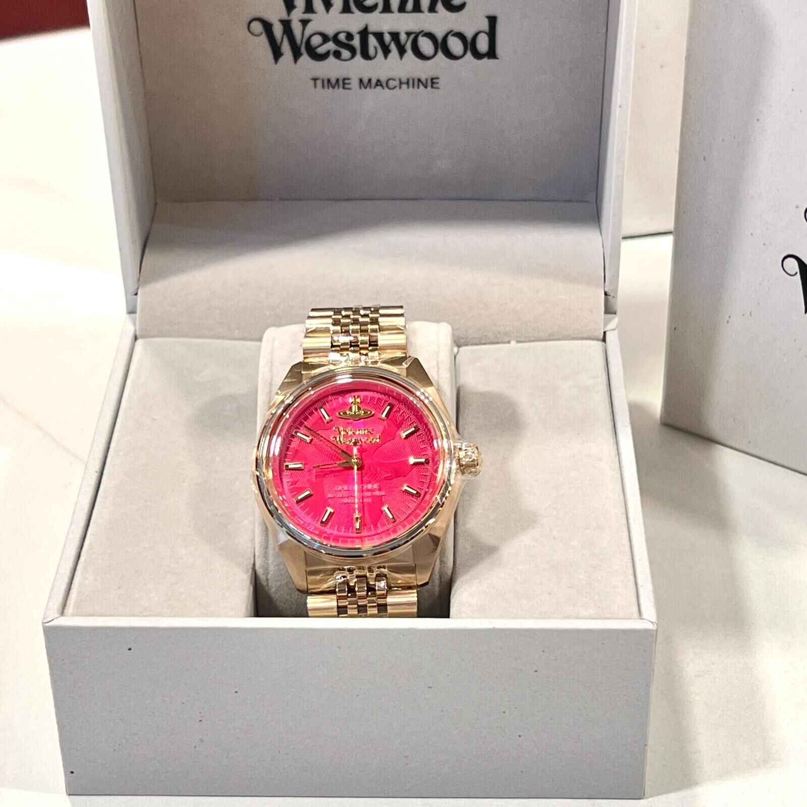 本月出位價!!! 全新VIVIENNE WESTWOOD WATCH 39mm, VV251RRGD,  LADY SYDENHAM, 熒光粉紅/金色鋼帶, 石英機芯, #西太后手錶, #BRAND NEW #香榭站正品