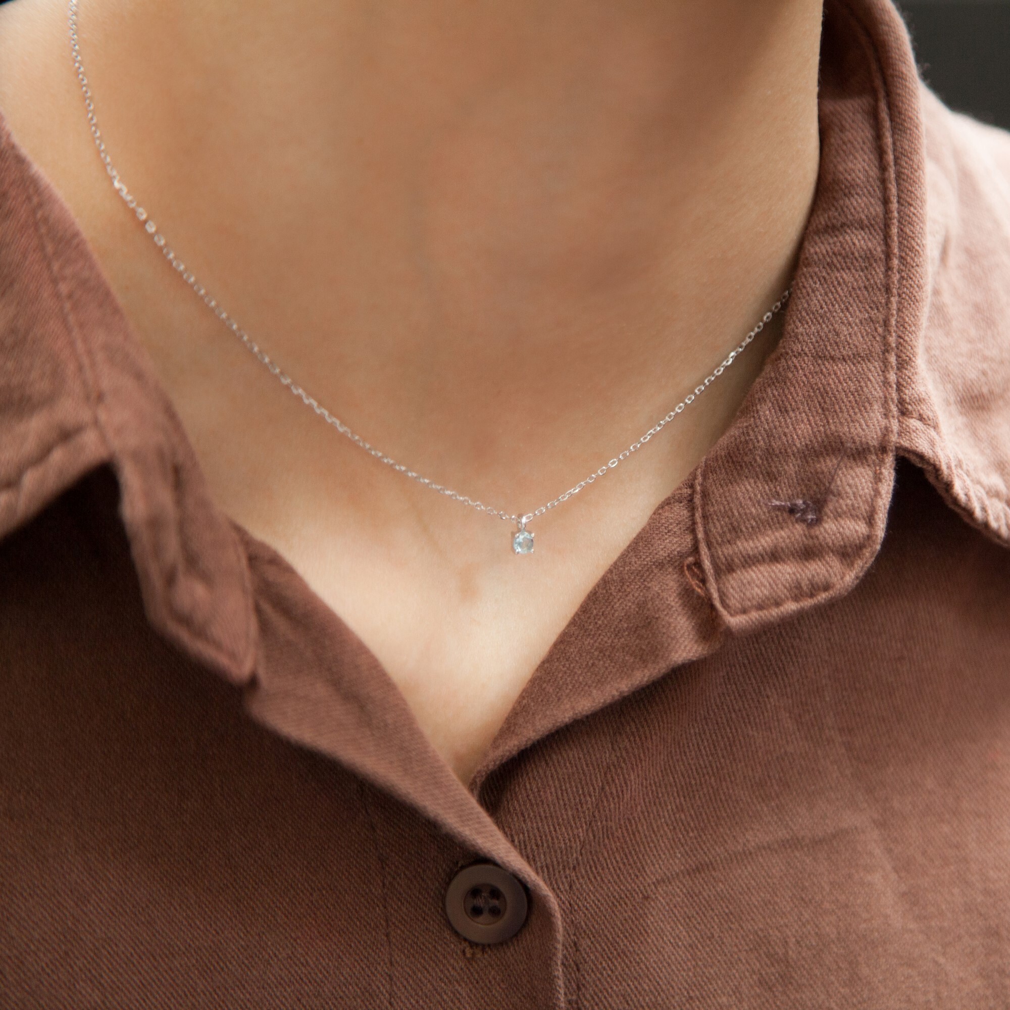 天然海藍寶水晶純銀項鍊，同時海藍寶也是三月的誕生石。海藍寶項鍊不只適合自己配戴，也是別具意義的生日禮物