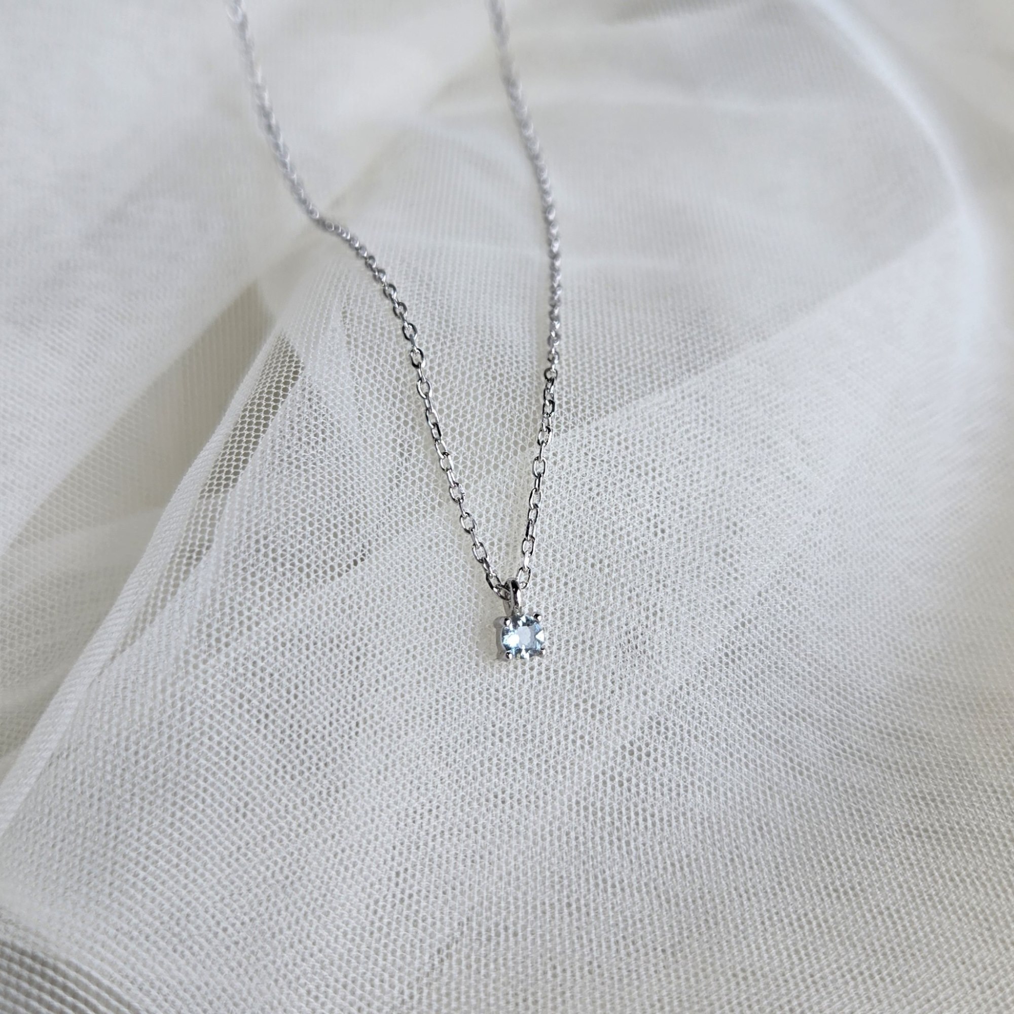 天然海藍寶水晶純銀項鍊，同時海藍寶也是三月的誕生石。海藍寶項鍊不只適合自己配戴，也是別具意義的生日禮物