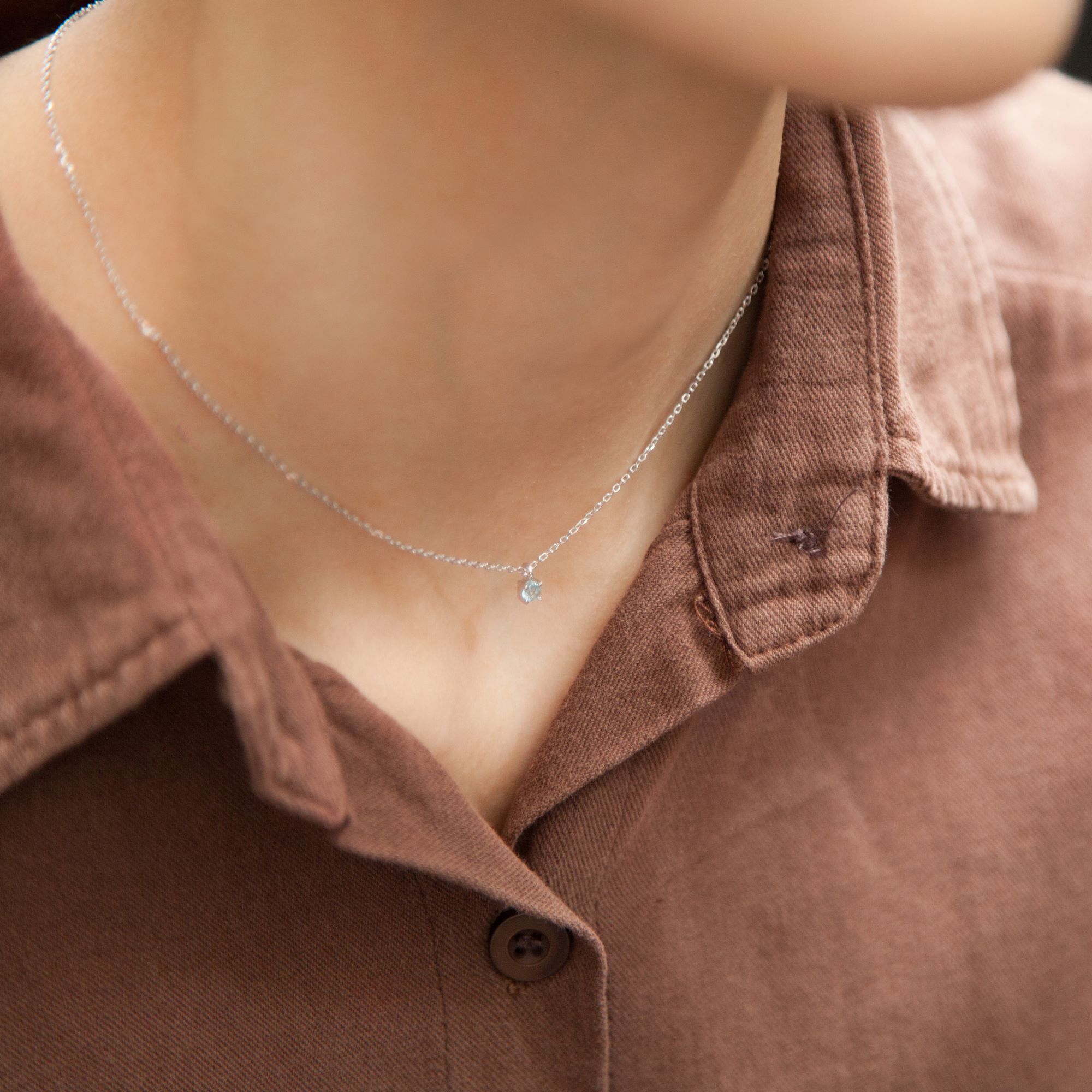 天然海藍寶水晶純銀項鍊，同時海藍寶也是三月的誕生石。海藍寶項鍊不只適合自己配戴，也是別具意義的生日禮物