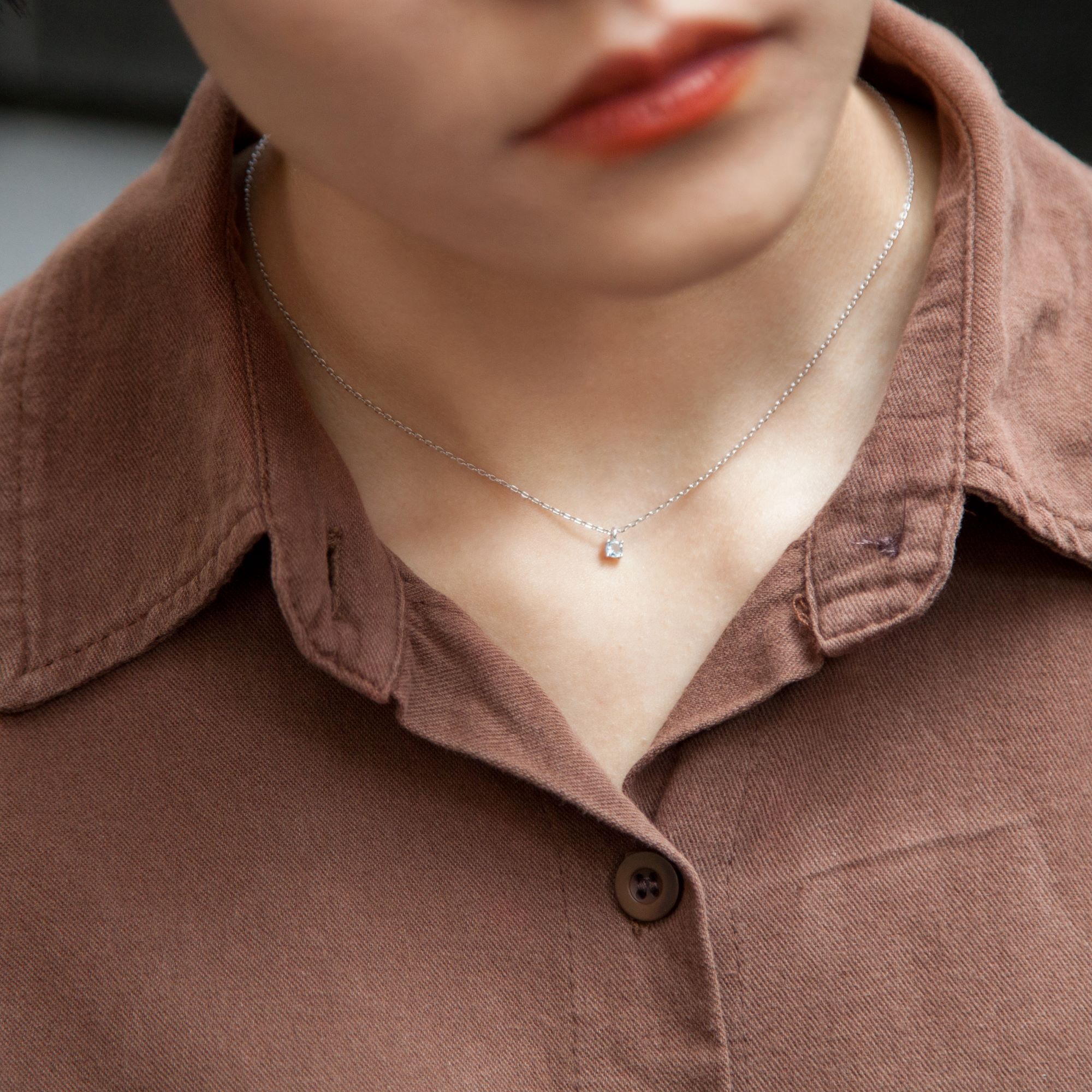 天然海藍寶水晶純銀項鍊，同時海藍寶也是三月的誕生石。海藍寶項鍊不只適合自己配戴，也是別具意義的生日禮物