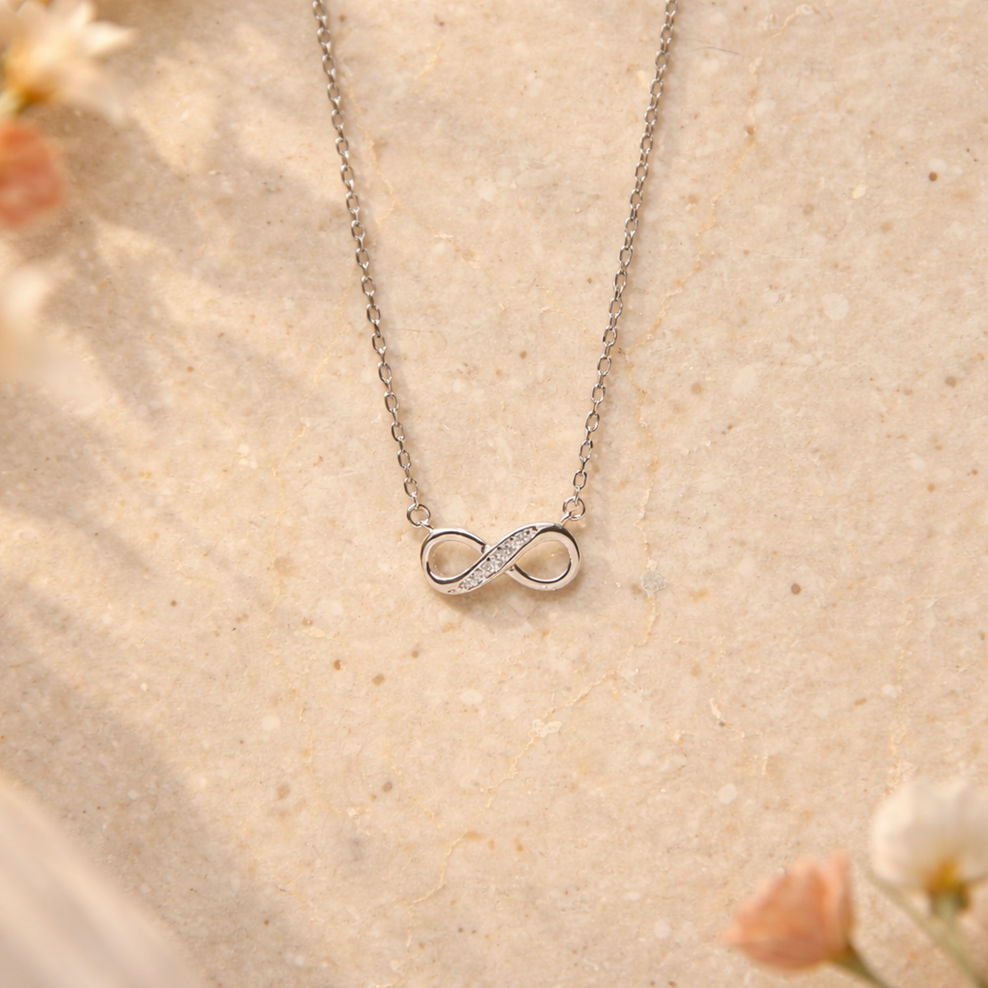 經典無限符號的純銀項鍊，不只簡約百搭、適合各種場合，也是情人節送禮的必備選擇之一