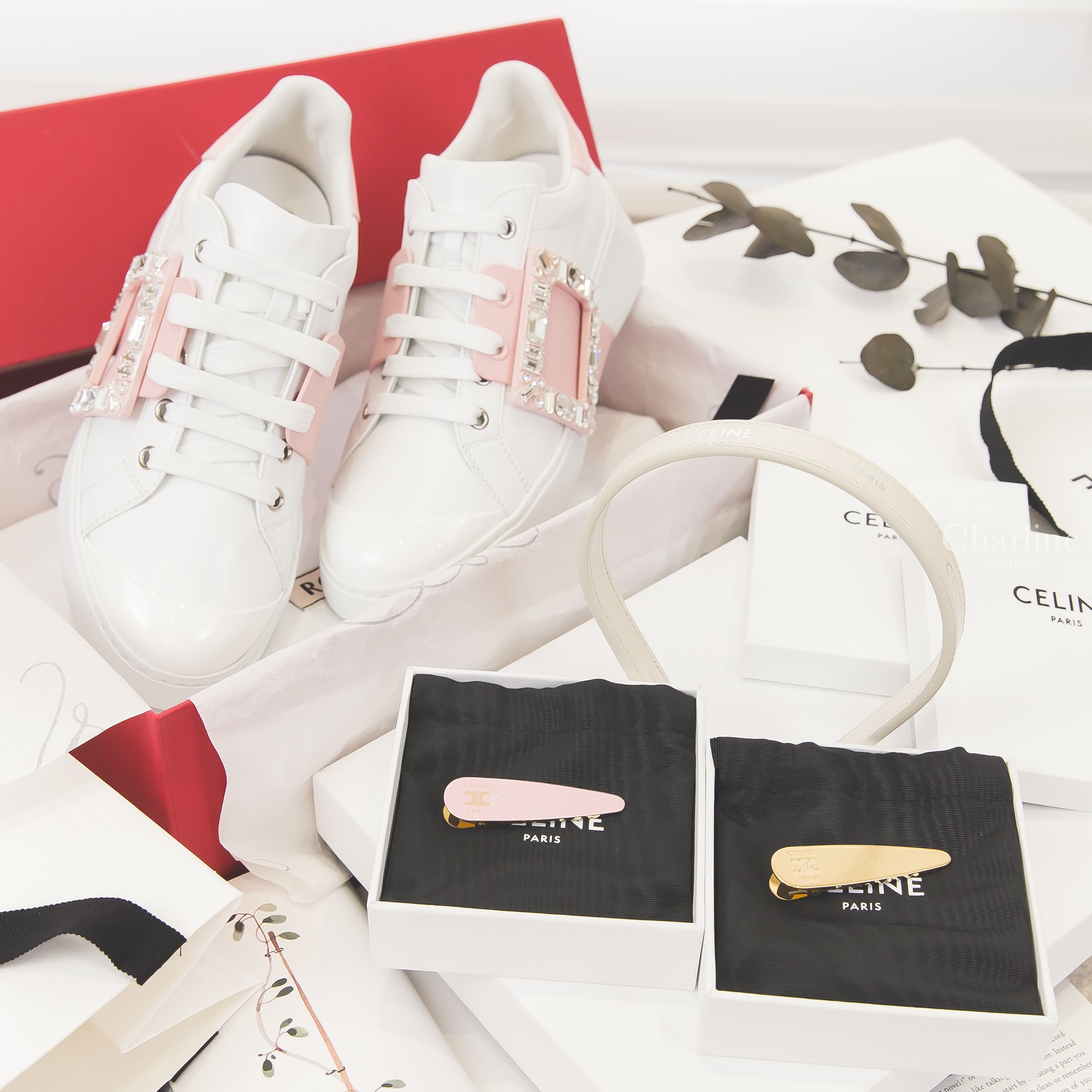 Celine 白色銀字牛皮髮箍,Celine 粉色金字凱旋門髮夾,Celine 金色金字凱旋門髮夾,Celine 光學白刺繡黑字凱旋門口袋長袖上衣,Roger Vivier 白拼粉皮革銀色水晶方釦運動鞋-Charline Boutique 精品代購