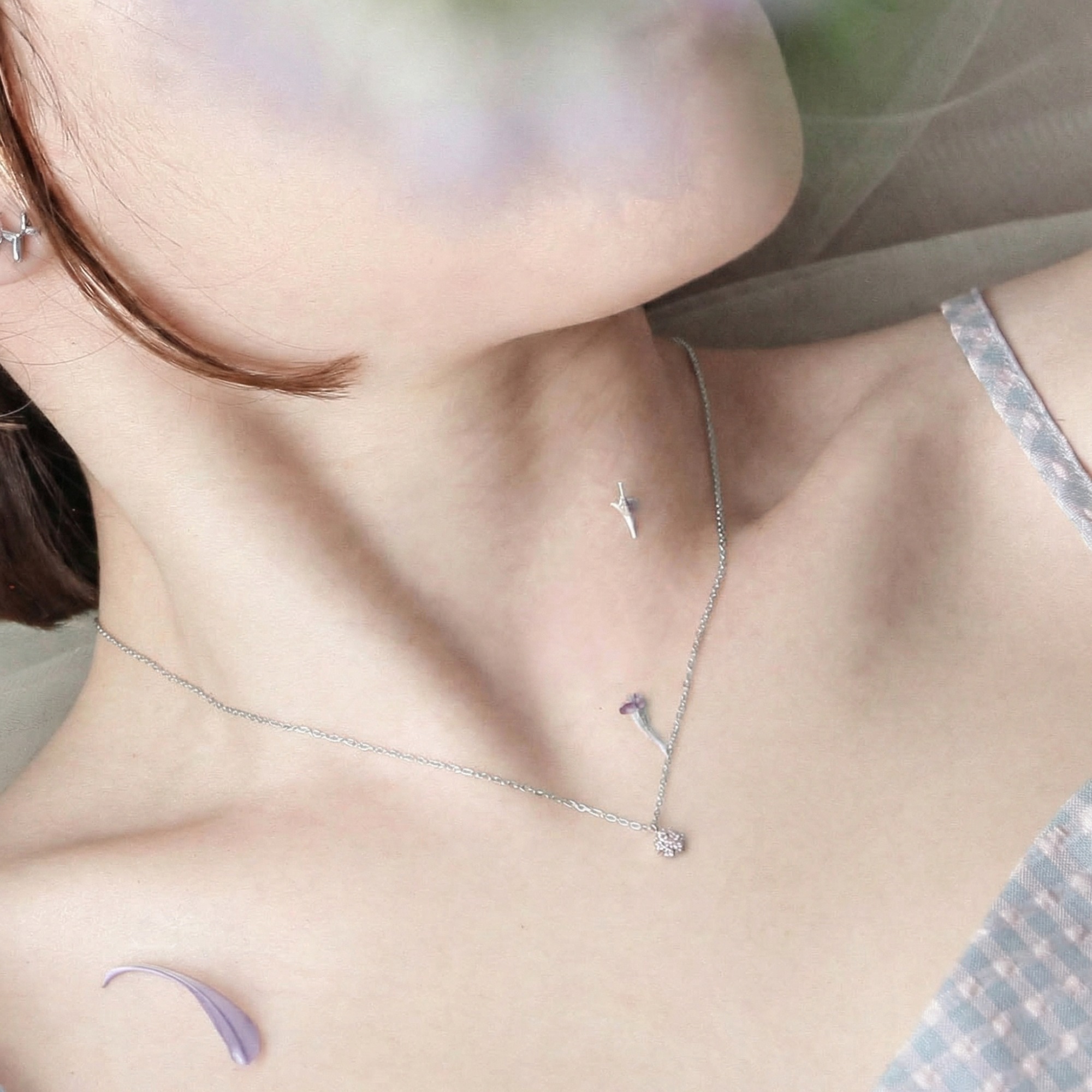 用特選鋯石堆疊出花朵形狀的純銀項鍊,風格甜美、清新,是許多人會選擇的輕珠寶與純銀飾品的項鍊款式