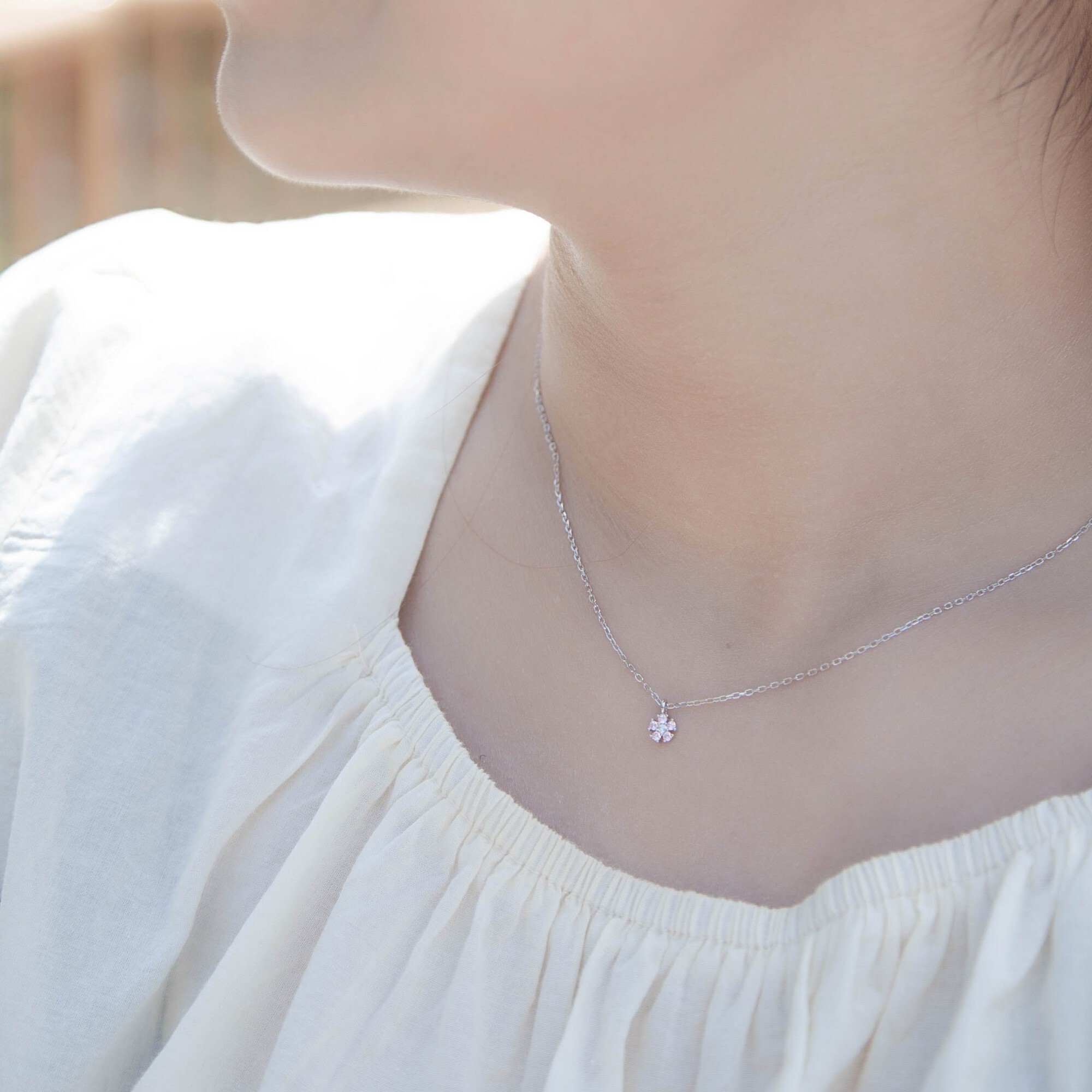 用特選鋯石堆疊出花朵形狀的純銀項鍊,風格甜美、清新,是許多人會選擇的輕珠寶與純銀飾品的項鍊款式