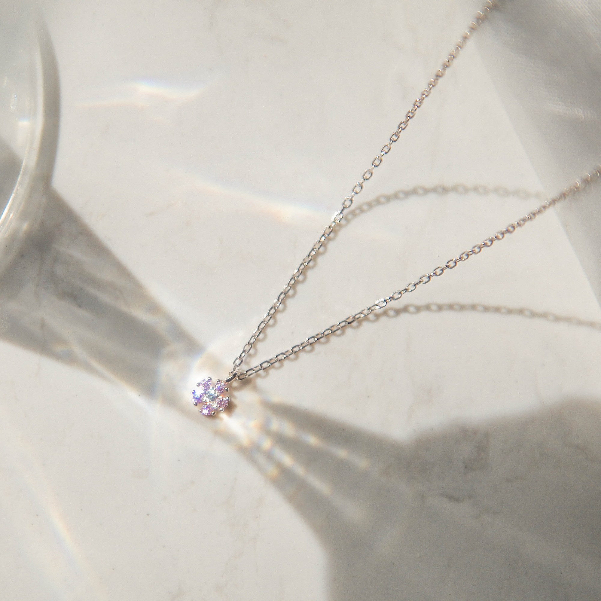 用特選鋯石堆疊出花朵形狀的純銀項鍊,風格甜美、清新,是許多人會選擇的輕珠寶與純銀飾品的項鍊款式