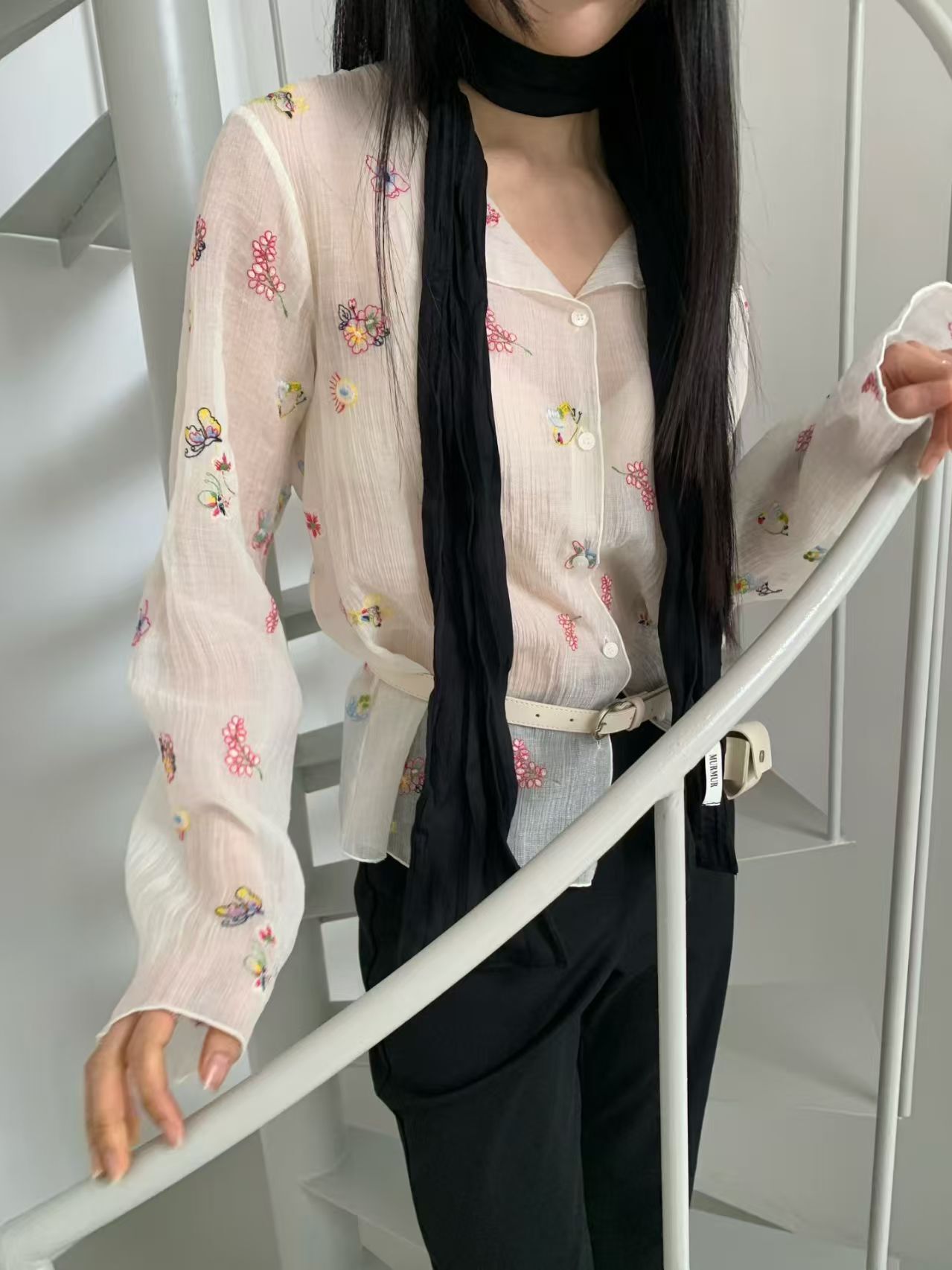 MR6009 彩色花花圖紋透膚排扣上衣