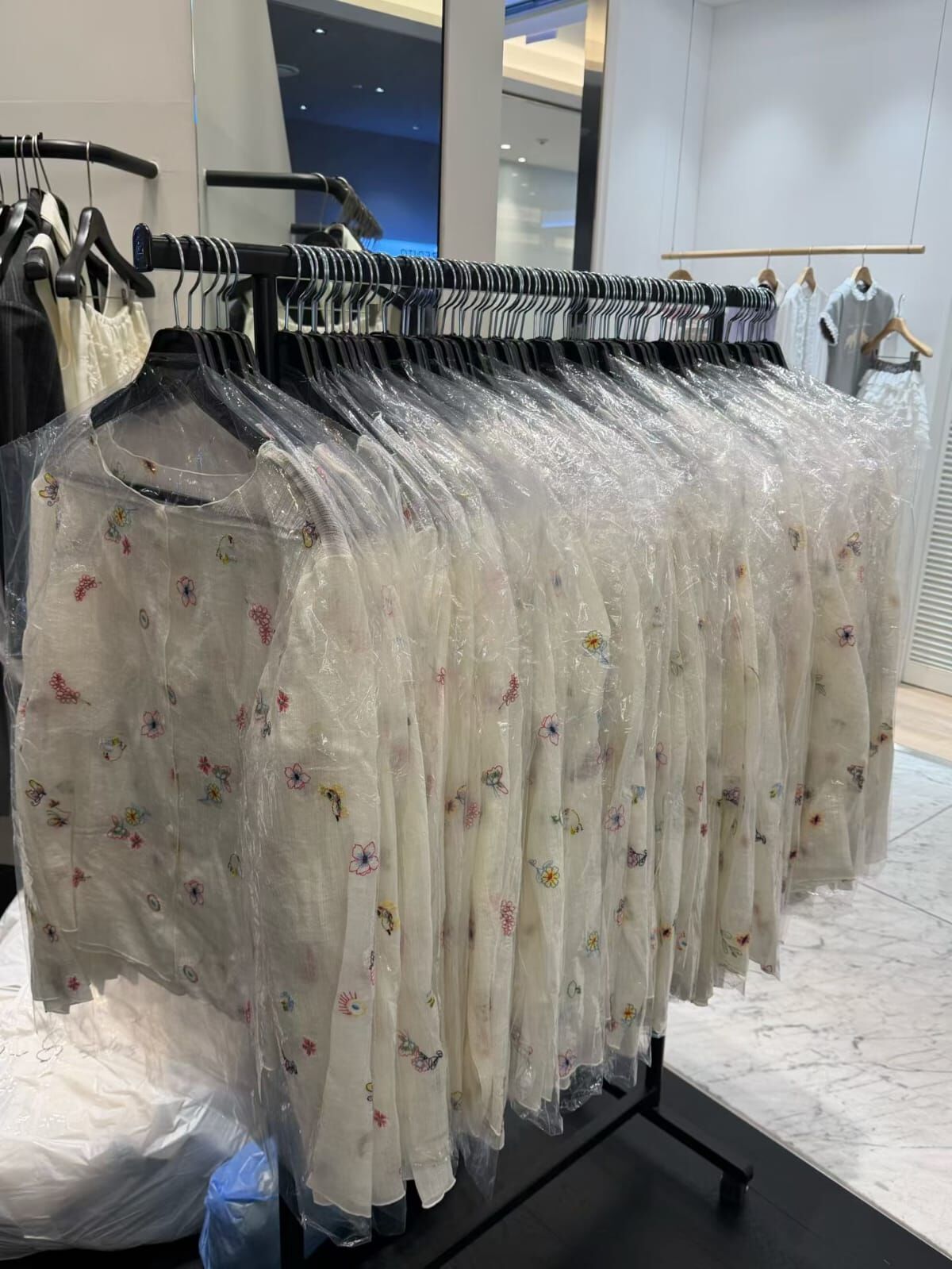 MR6009 彩色花花圖紋透膚排扣上衣