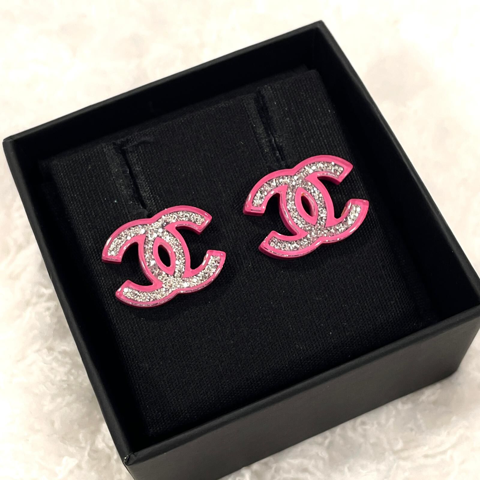 本週特價!!! 99%NEW二手CHANEL耳環 2.0x1.5cm N2030, 粉色樹脂CC LOGO銀色閃粉 #香榭站正品
