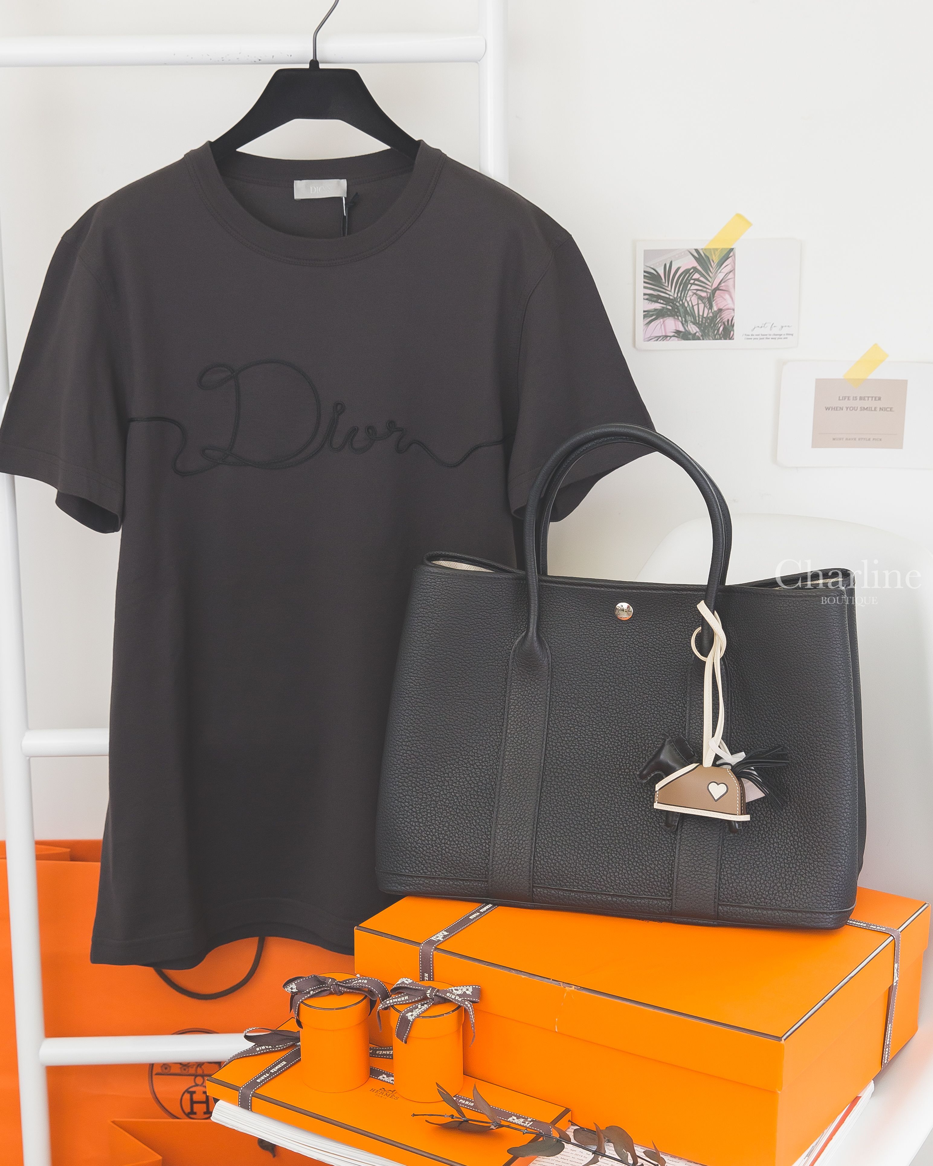 Dior T-Shirt 深灰色立體草寫字母短袖上衣,Hermès Garden Party 36cm 黑色,Hermès Robeo Coeur PM Charm 黑色/奶昔白/大象灰愛心披肩小馬吊飾-Charline Boutique 精品代購