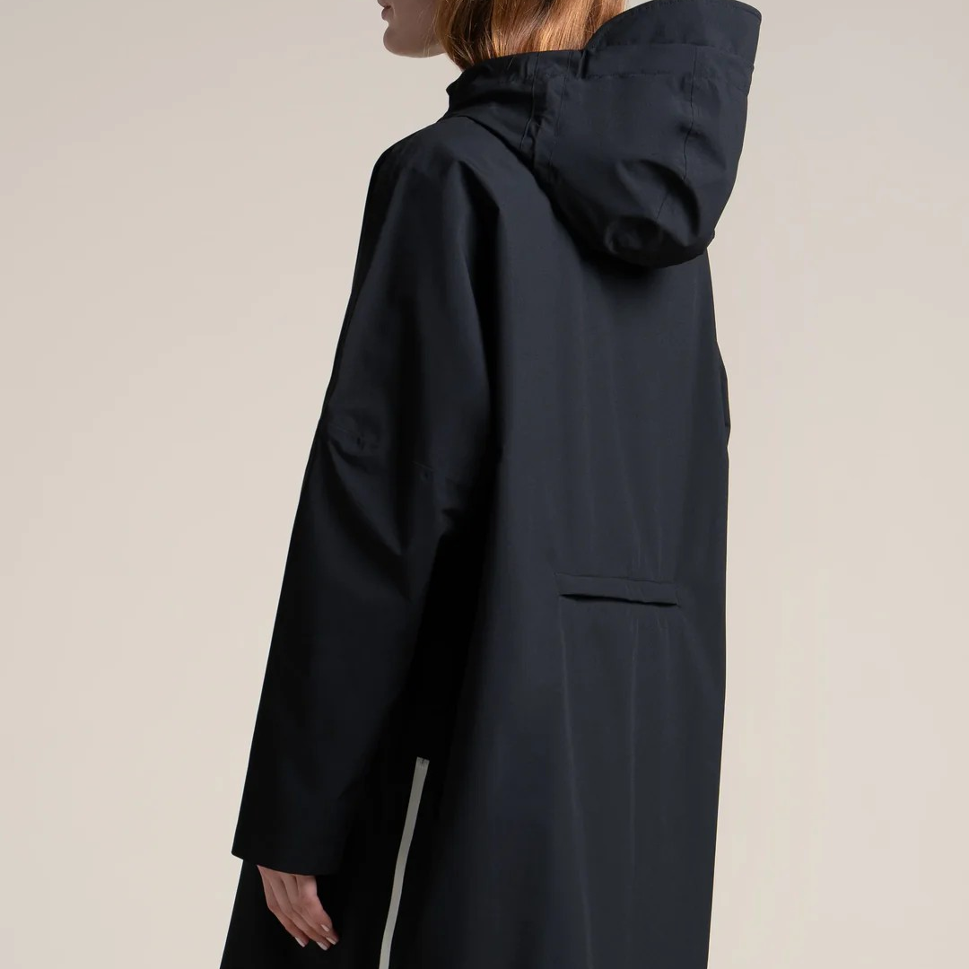 1FL0401-110 [FLOTTE] Liberte - Rain Cape Black #22069 (EU)