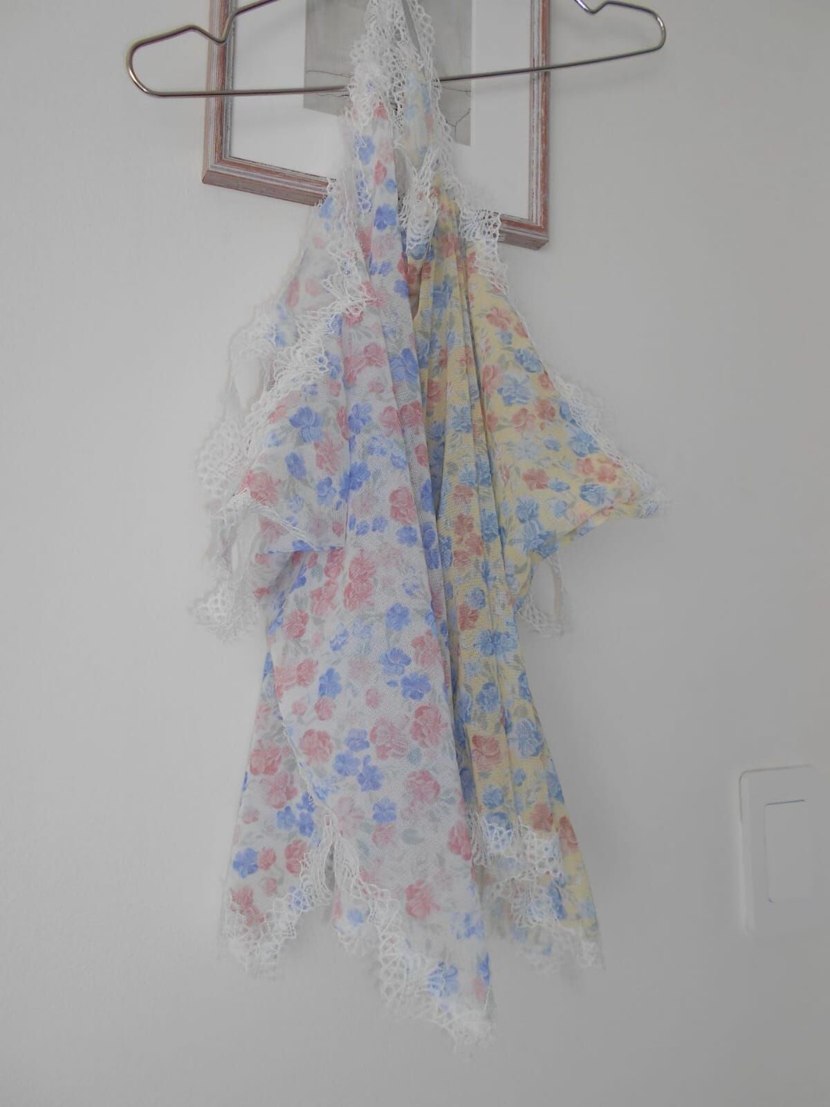 MR6015 粉藍花花拼蕾絲V領小背心