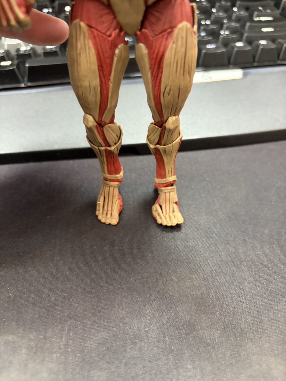 海洋堂 代理版 可動公仔 Revoltech 進擊的巨人 鎧之巨人 萊納 (瑕疵品)