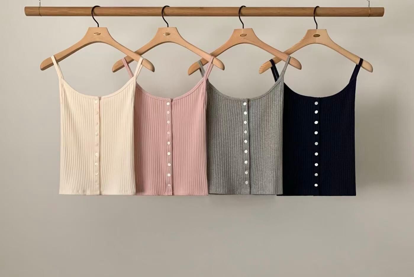 AU6043 坑紋鈕扣背心