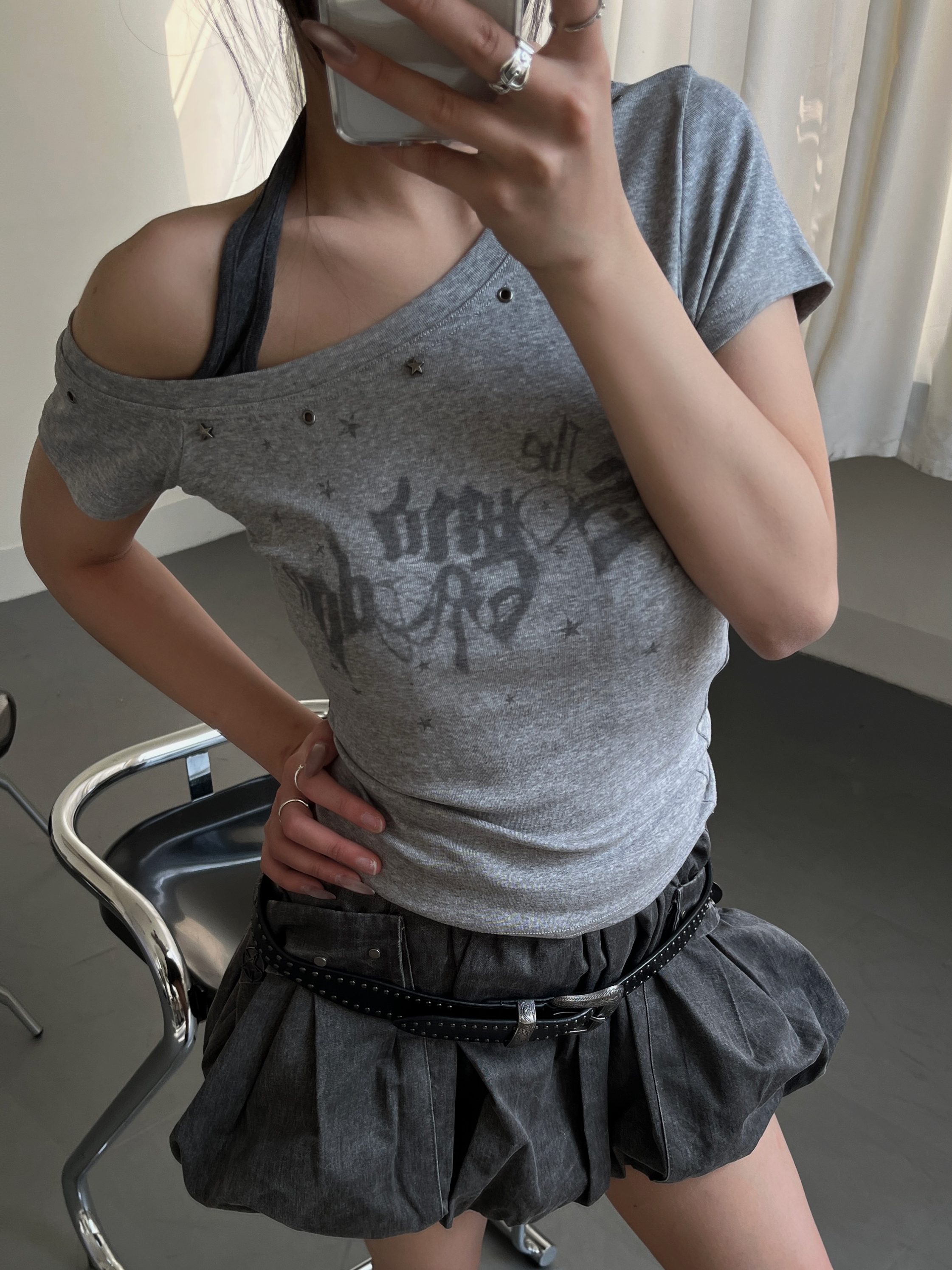 甜酷假兩件斜領鉚釘上衣