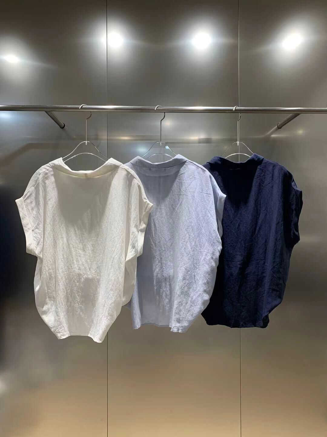 XQ050 假兩件拼接 V 領襯衫