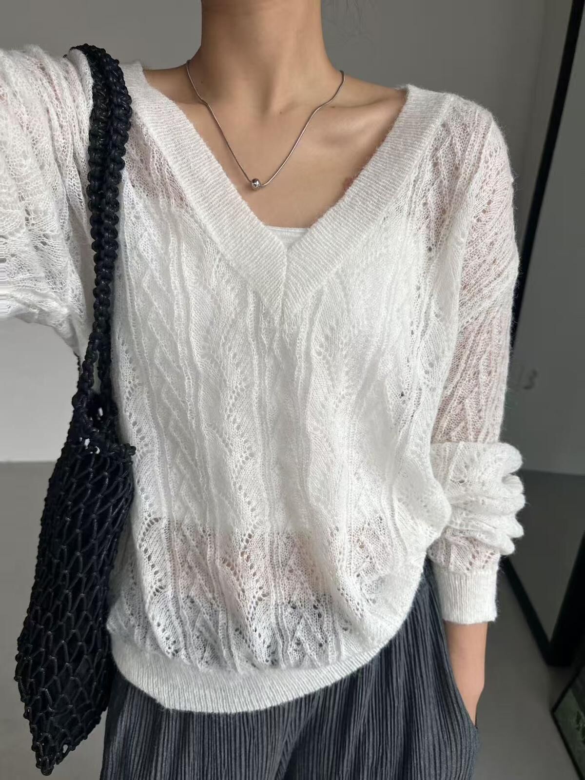 XQ013 鏤空麻花 V 領針織上衣