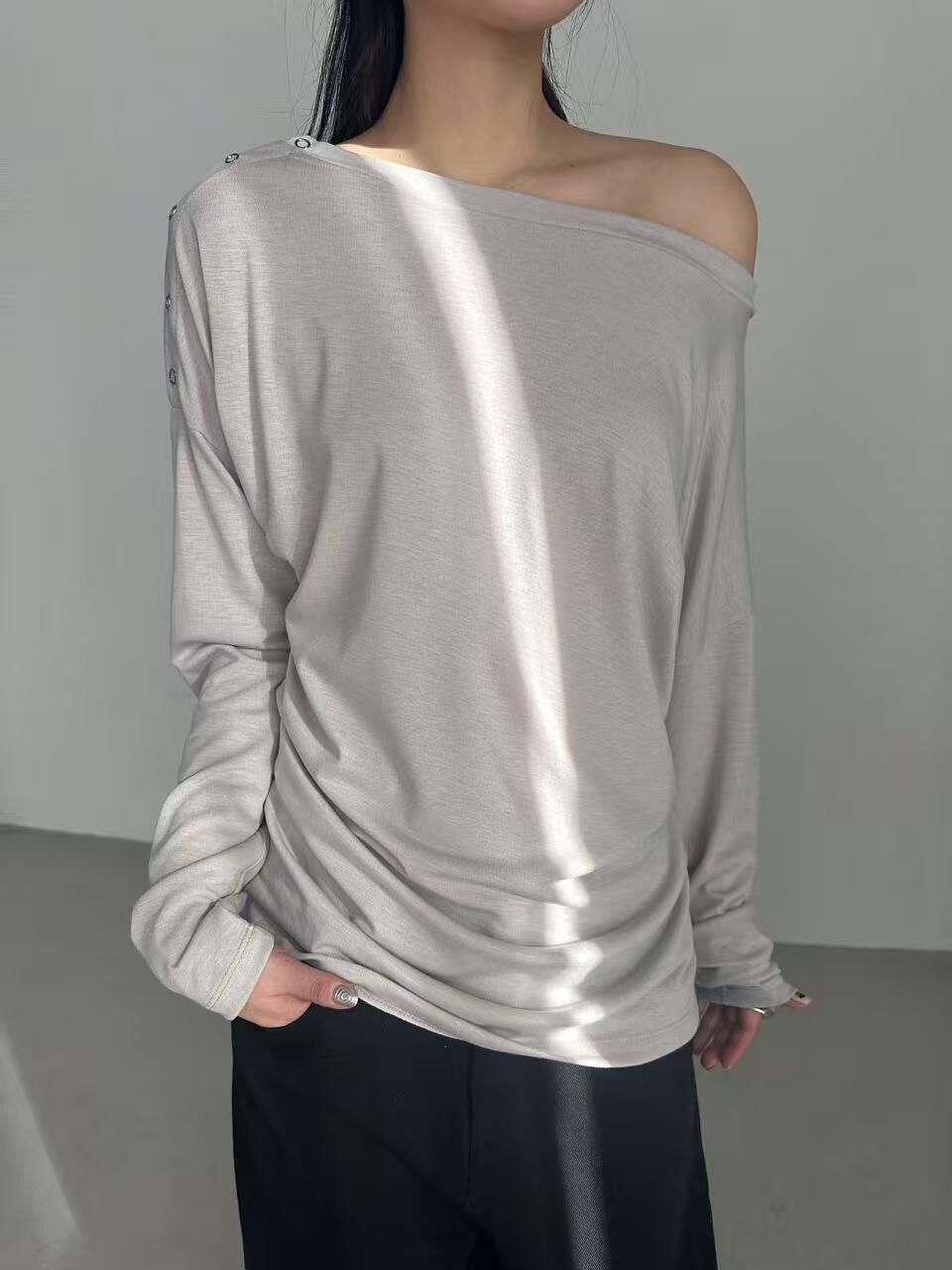 XQ014 鈕扣裝飾露肩長袖上衣