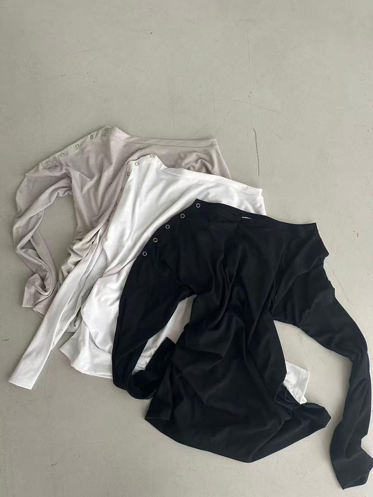 XQ014 鈕扣裝飾露肩長袖上衣