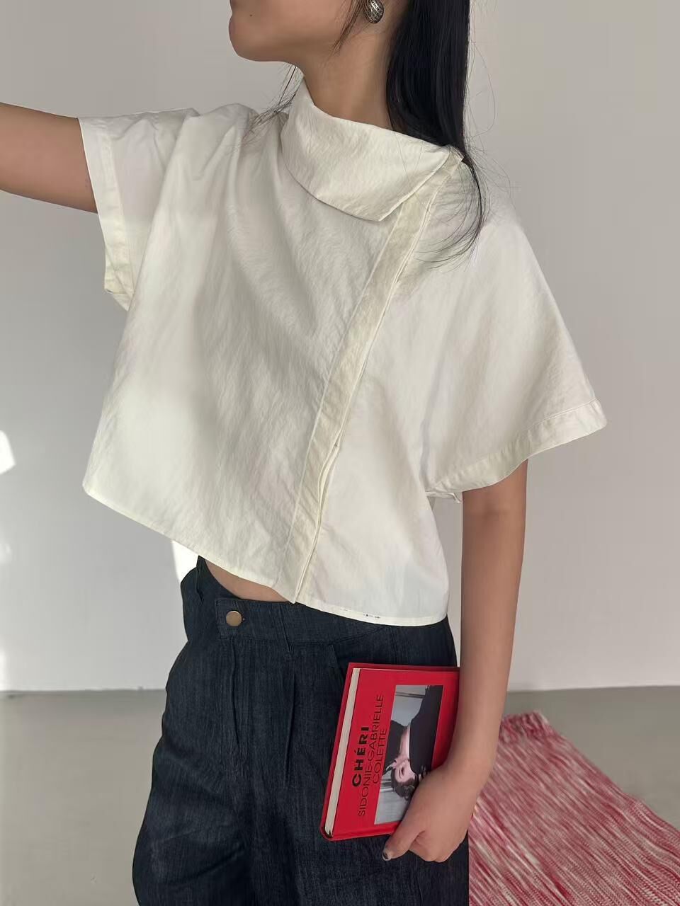 XQ015 不對稱領口設計上衣