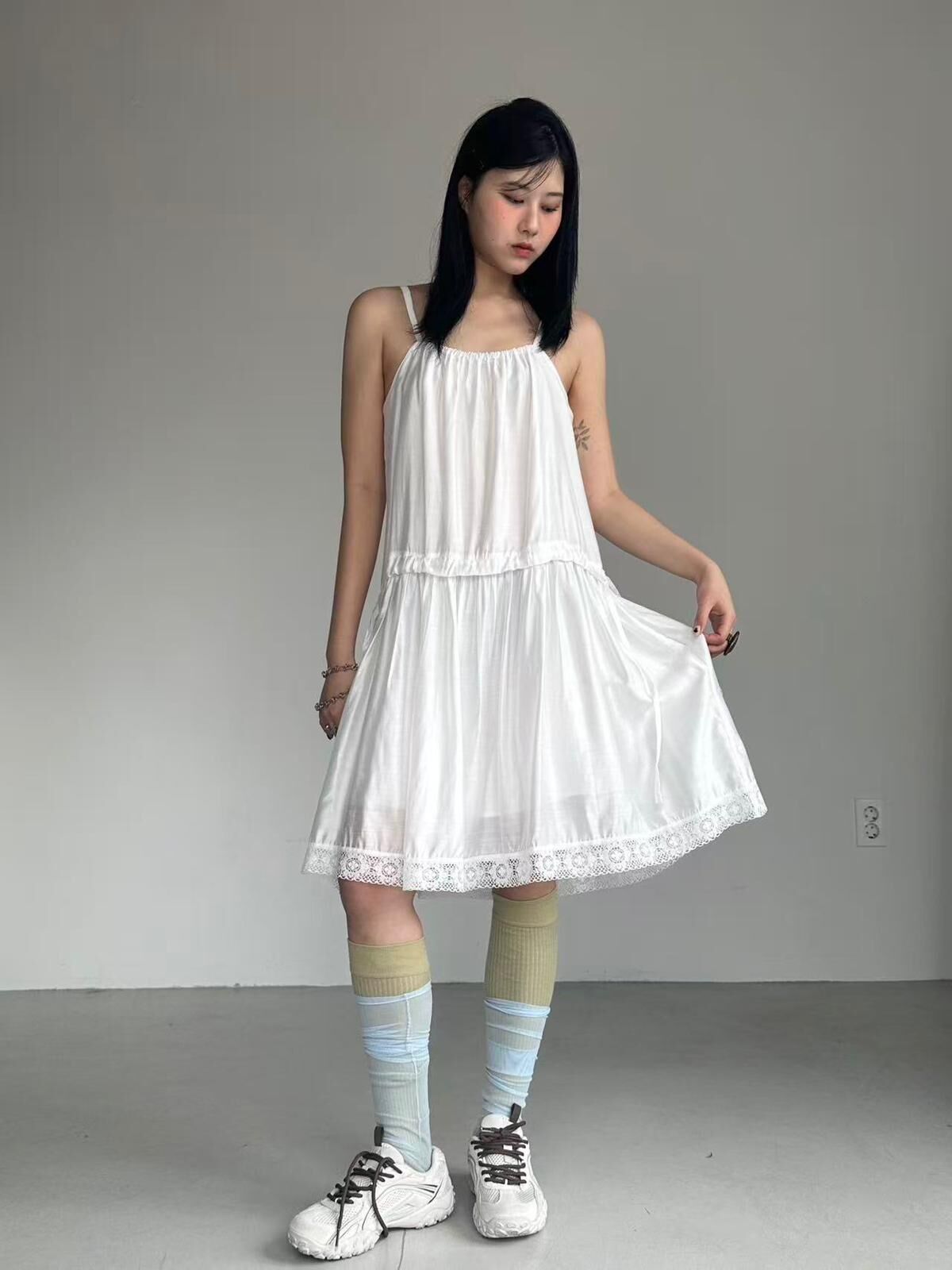 XQ017 蕾絲飾邊細肩帶連身裙