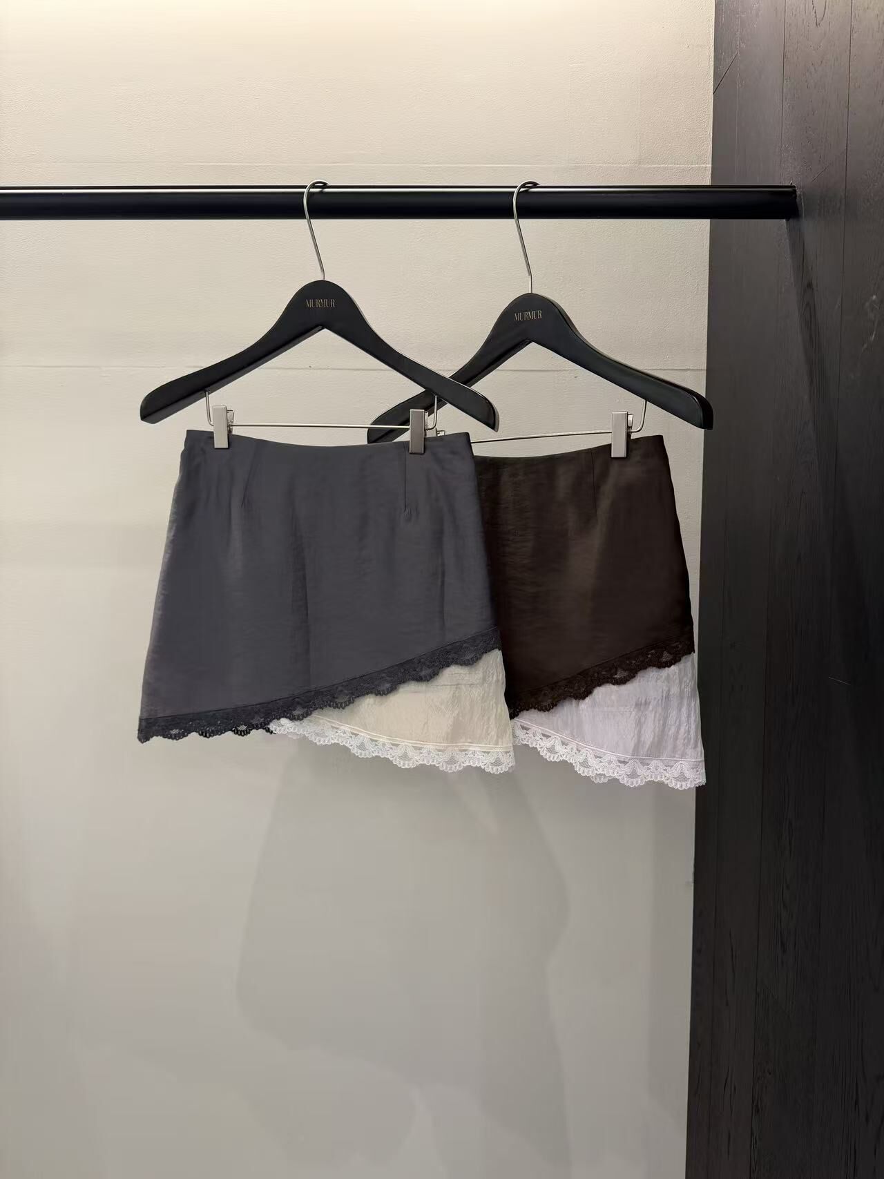 MR6023 斜切雙色拚蕾絲短裙