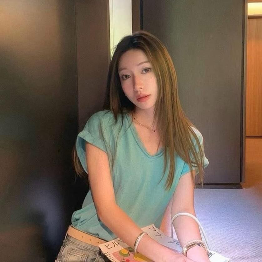 【簡約親膚的V領蕾絲拼接上衣】（現貨）