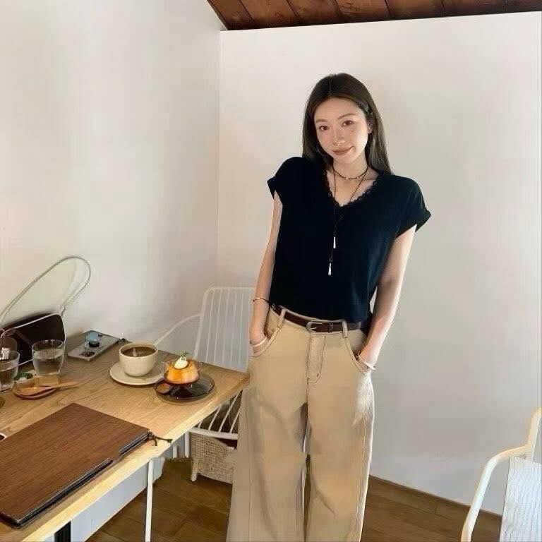 【簡約親膚的V領蕾絲拼接上衣】（現貨）