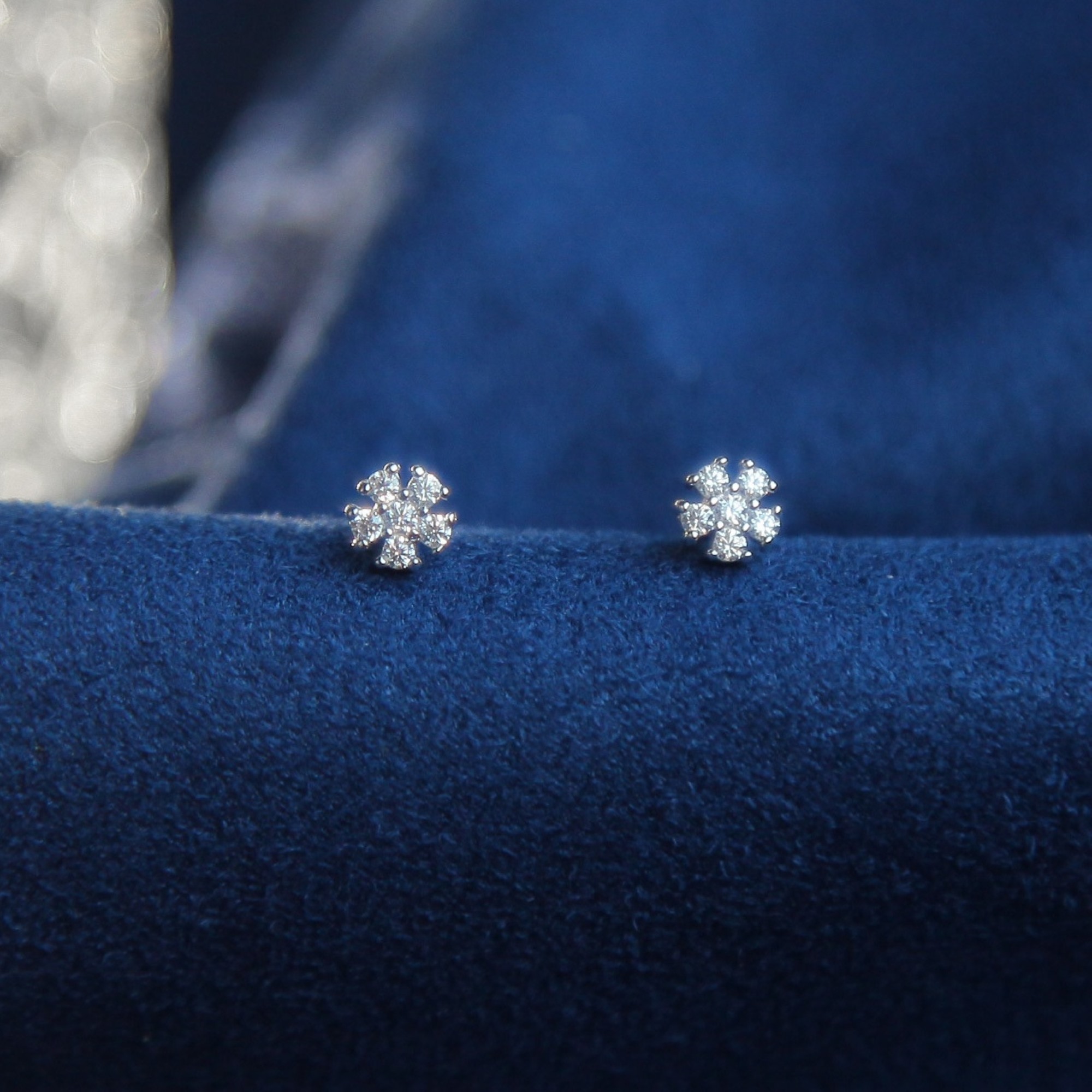 用鋯石堆疊出花朵造型的純銀耳環，可以改耳夾，無耳洞也可以配戴
