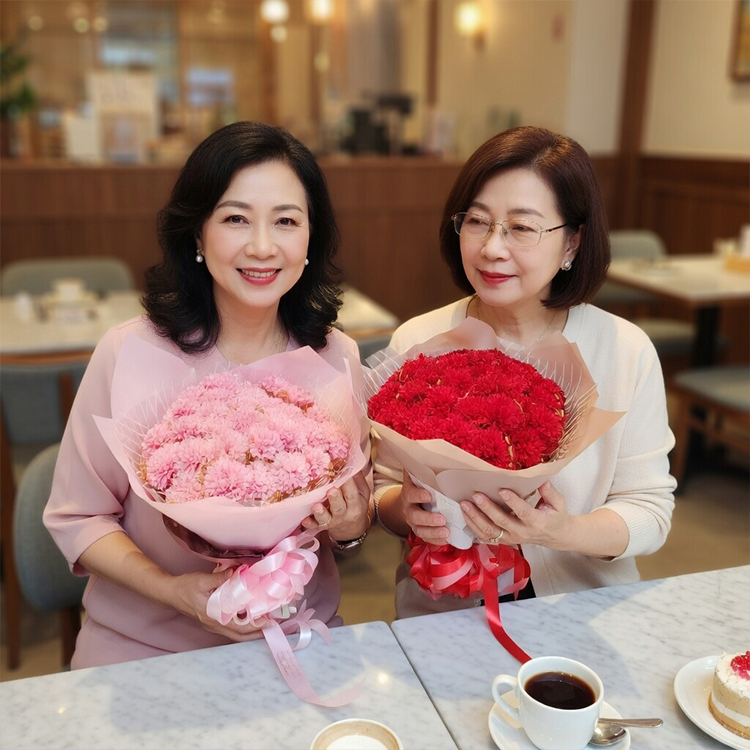 兩位媽媽拿著紅色粉色康乃馨花束在咖啡廳聚會