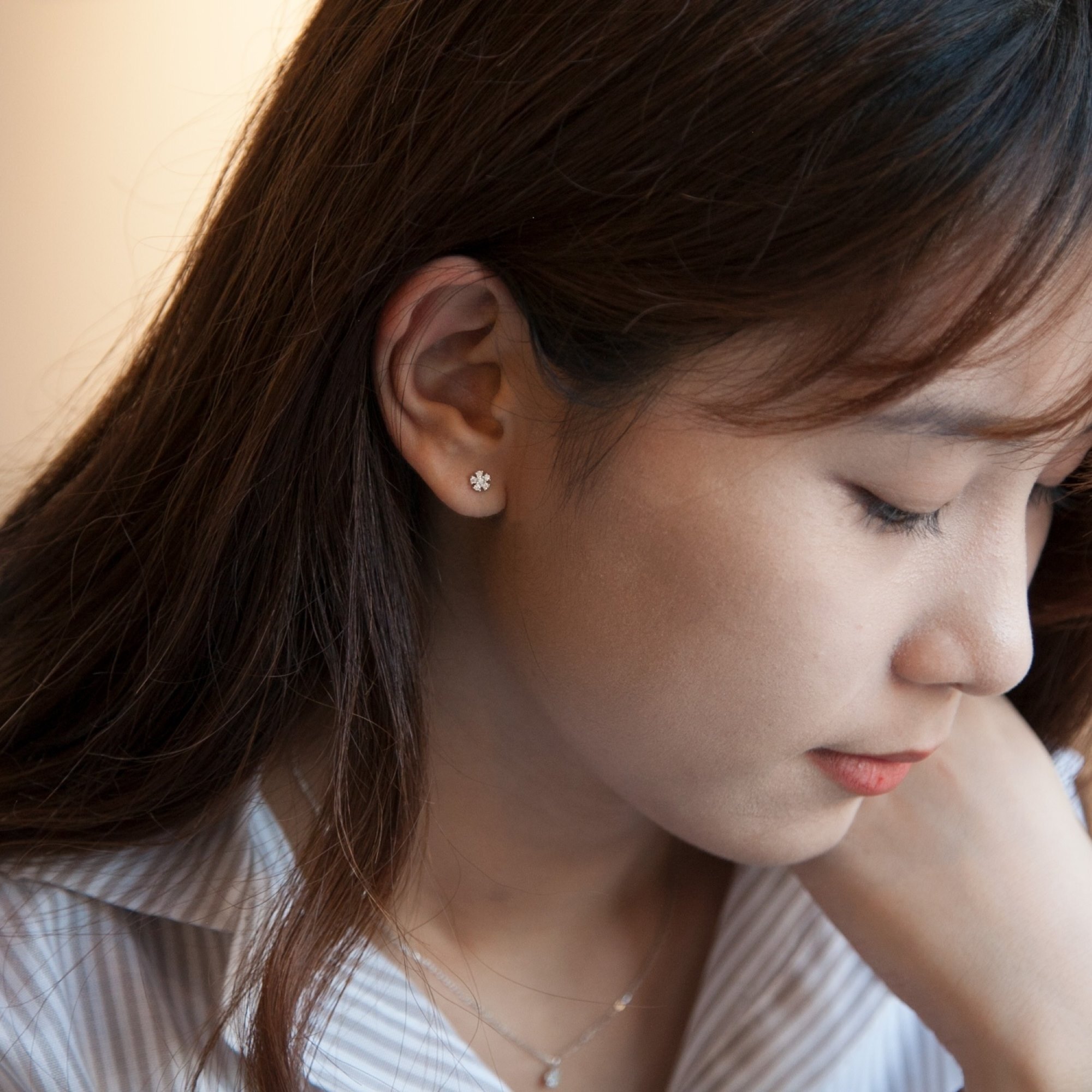 用鋯石堆疊出花朵造型的純銀耳環,可以改耳夾,無耳洞也可以配戴