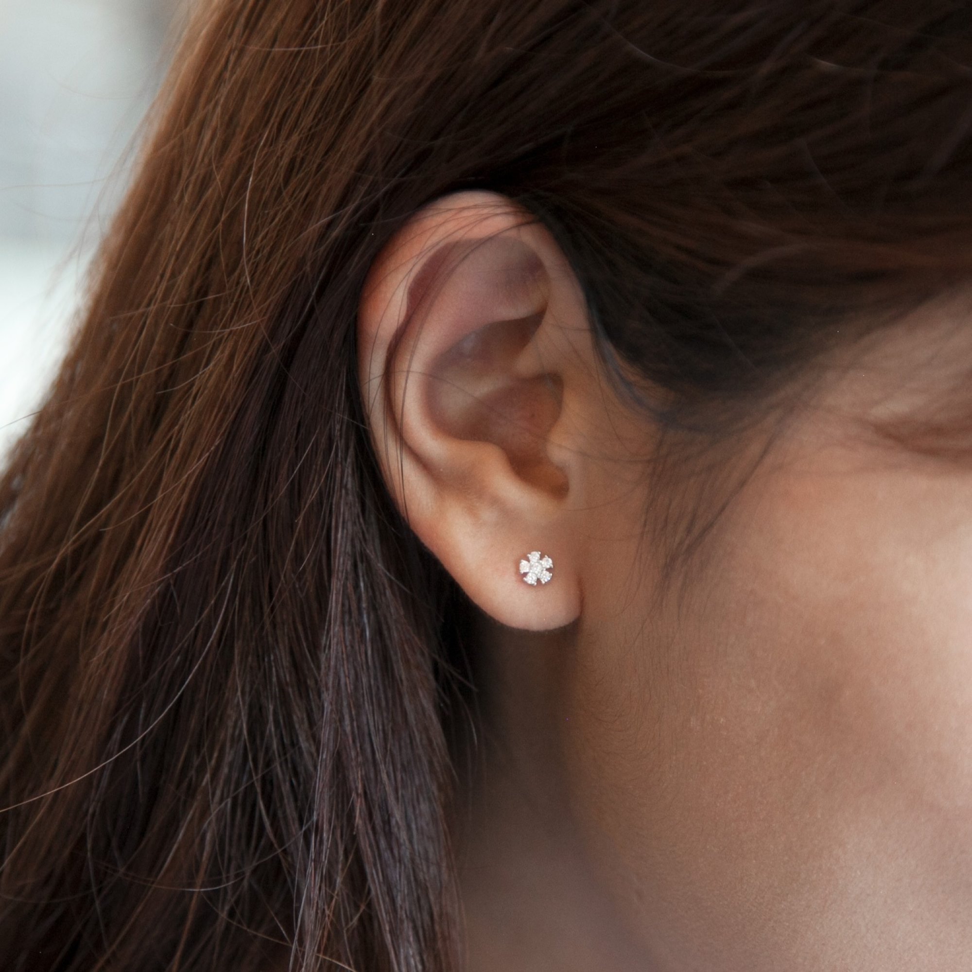 用鋯石堆疊出花朵造型的純銀耳環，可以改耳夾，無耳洞也可以配戴